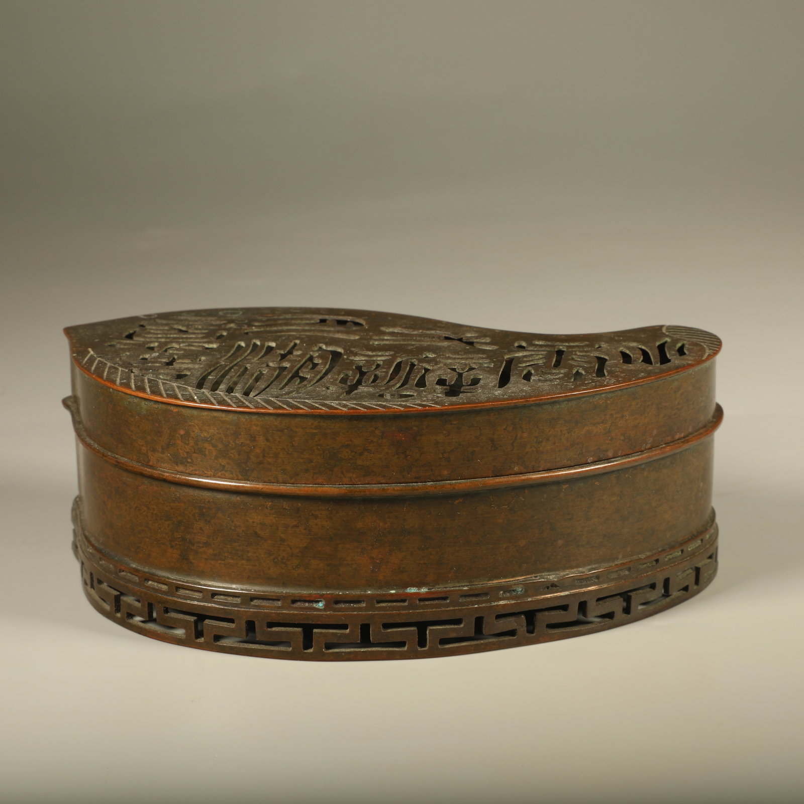 A BRONZE LEAF-SHAPED CENSER: Bronze Leaf-shaped Censer