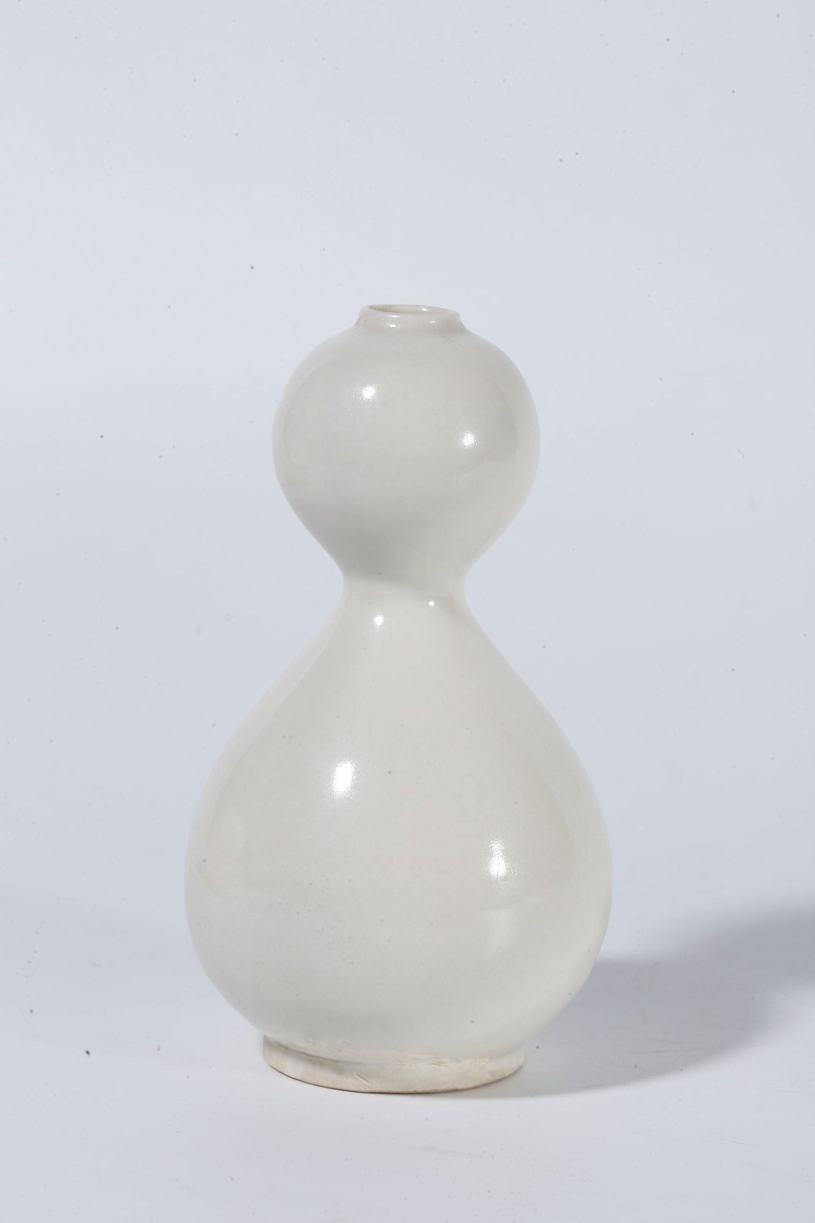 A XING KILN GOURD-SHAPED VASE (1 of 8)