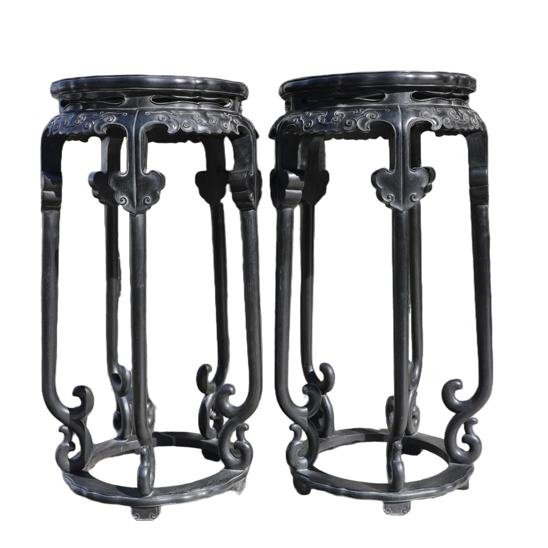 A PAIR OF SANDALWOOD FLOWER STANDS CARVED WITH GANODERMA RUYI PATTERNS: Pair of Sandalwood Flower Stands Carved with Ganoderma Ruyi Patterns