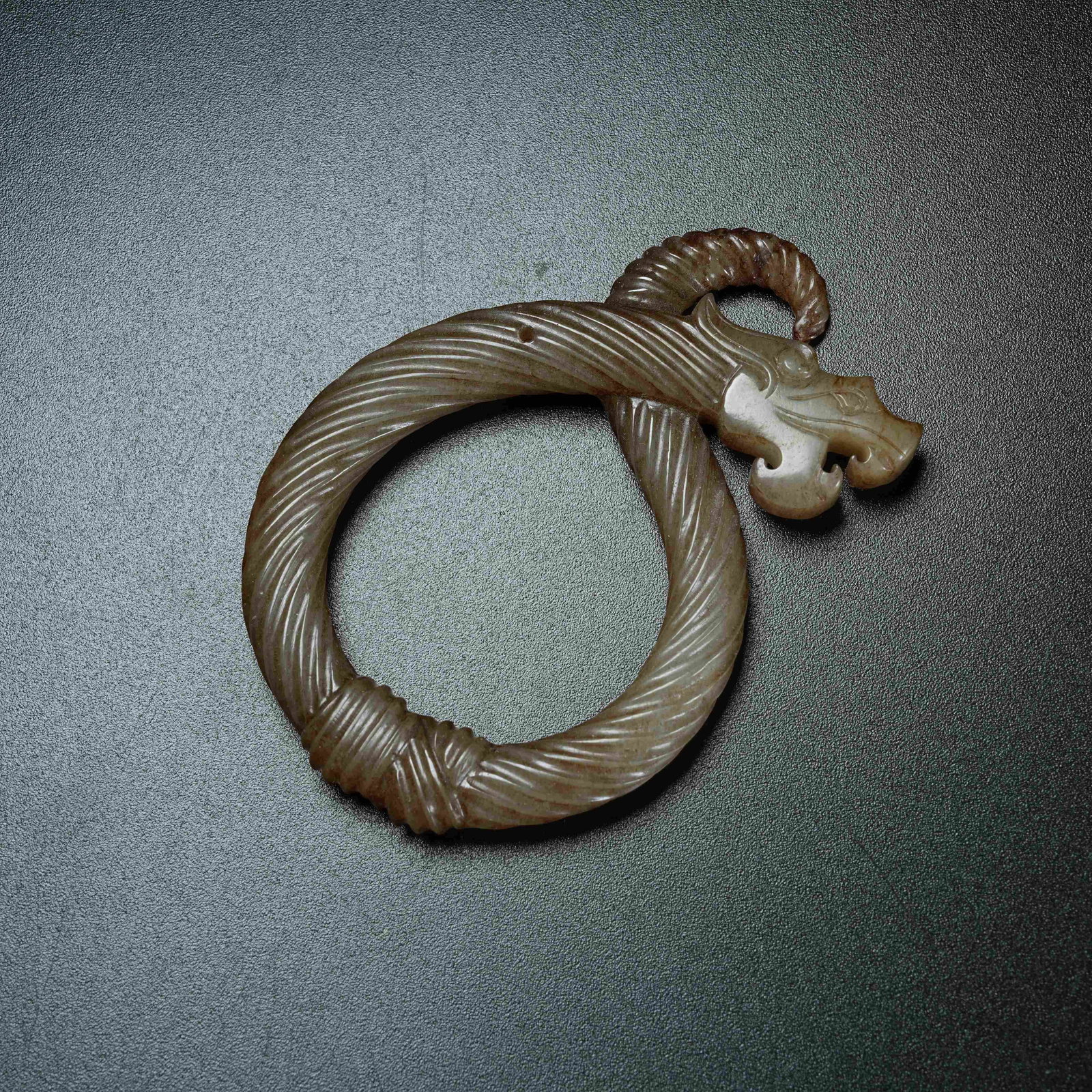 A ANCIENT JADE WIRE TWISTED RING WITH DRAGON HEAD TERMINALS: Ancient Jade Wire Twisted Ring with Dragon Head Terminals