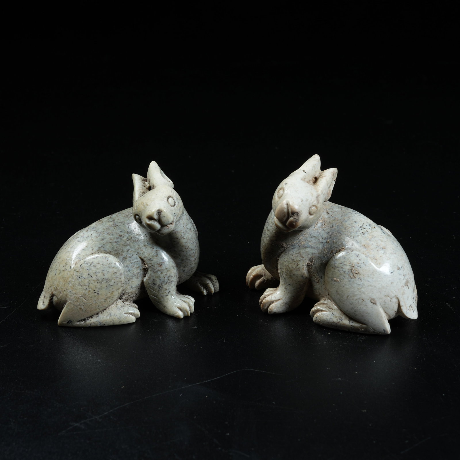 A SET OF ANCIENT JADE RABBIT ORNAMENTS (1 of 7)