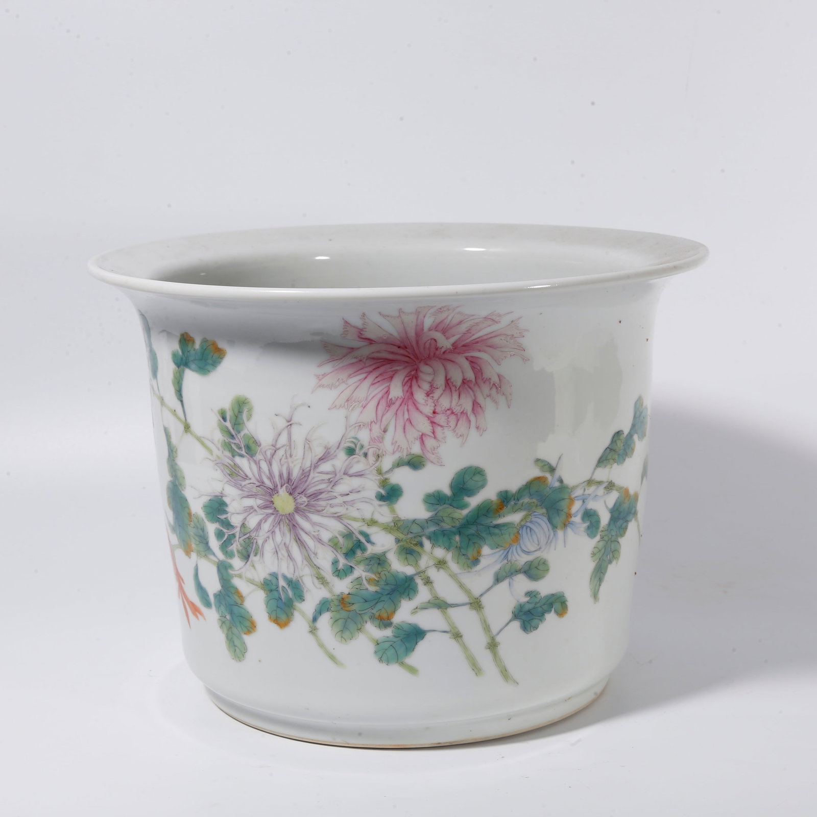 A FLOWER POT WITH FAMILLE-ROSE FLORAL MOTIF: Flower pot with famille-rose floral motif