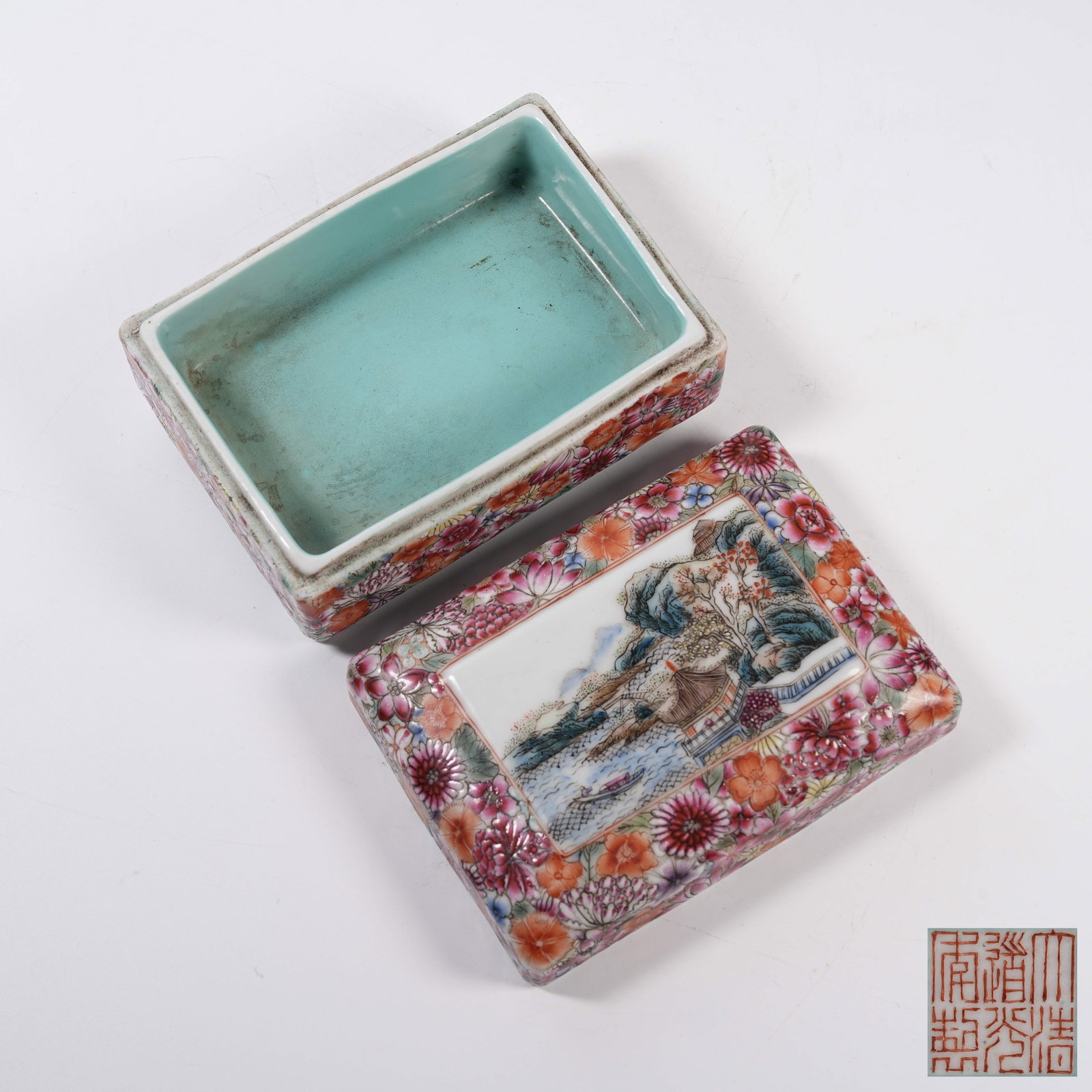 A SQUARE FAMILLE ROSE COVERED BOX WITH LANDSCAPE AND PAVILION PATTERN (1 of 9)