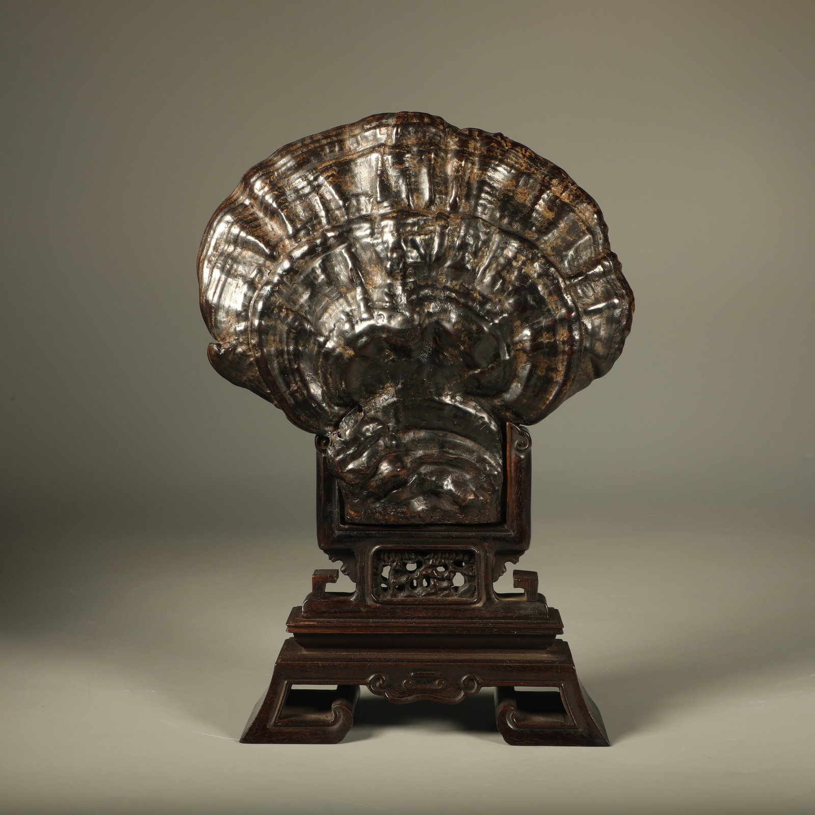 A SANDALWOOD INK-STONE SCREEN INLAID WITH GANODERMA MOTIFS (1 of 6)