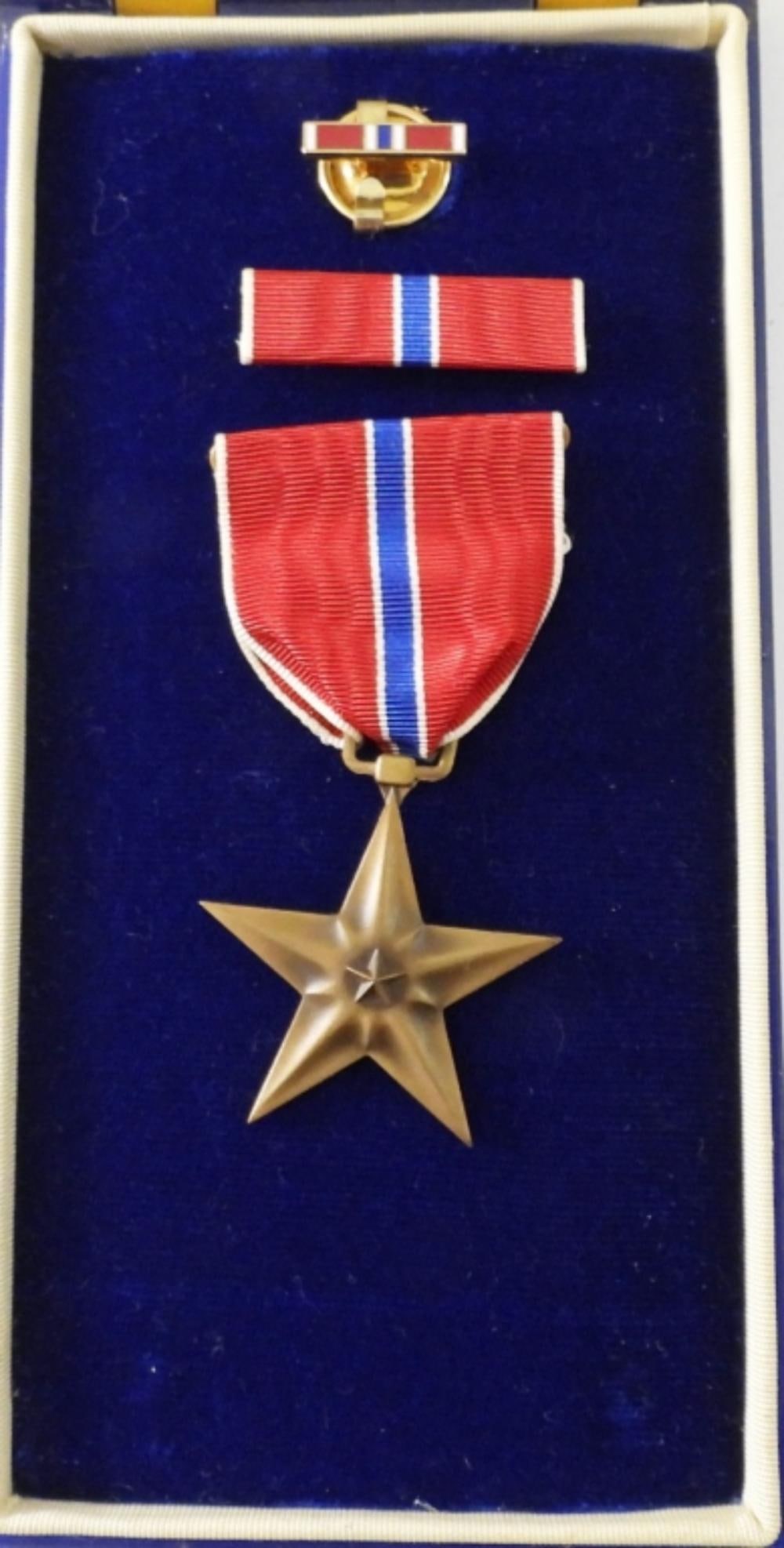 WWII US BRONZE STAR MEDAL, LAPEL PIN & CASE (1 of 2)