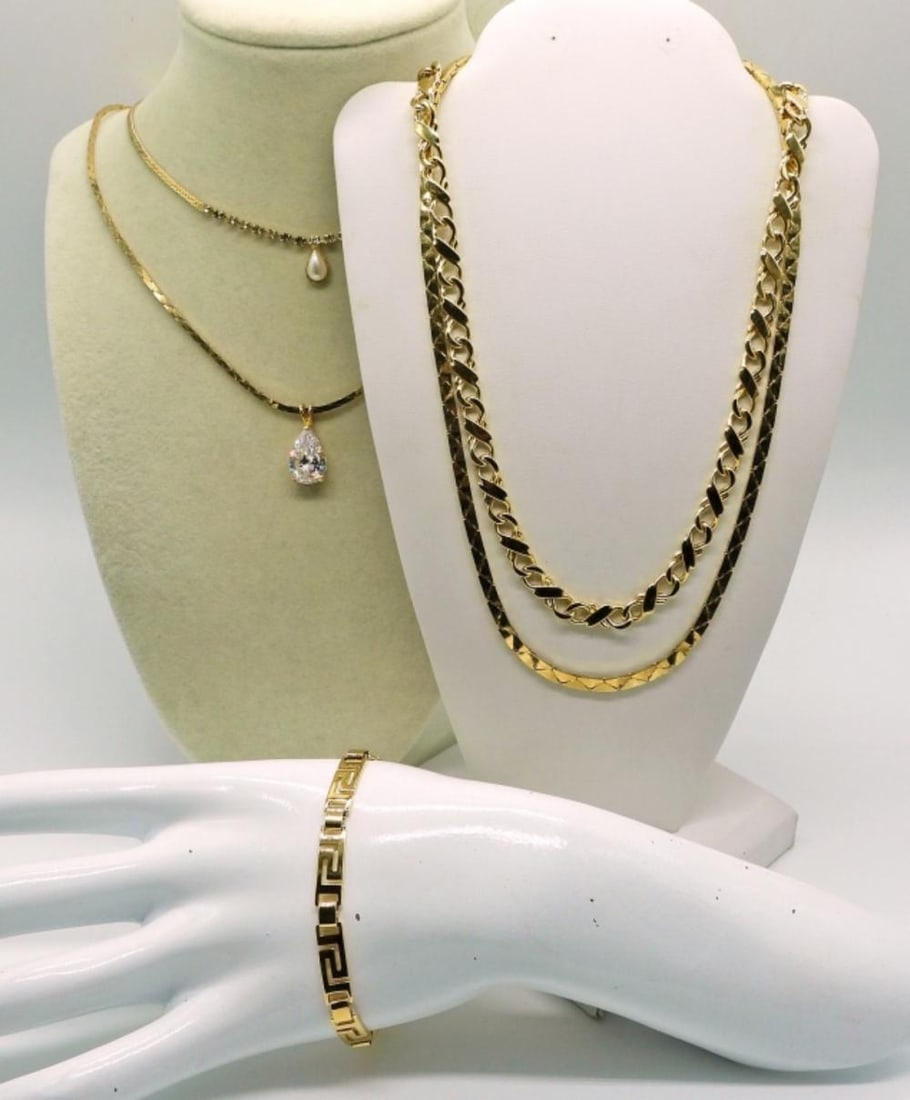 4 GOLD TONE NECKLACES & 1 BRACELET: 4 GOLD TONE NECKLACES & 1 BRACELET