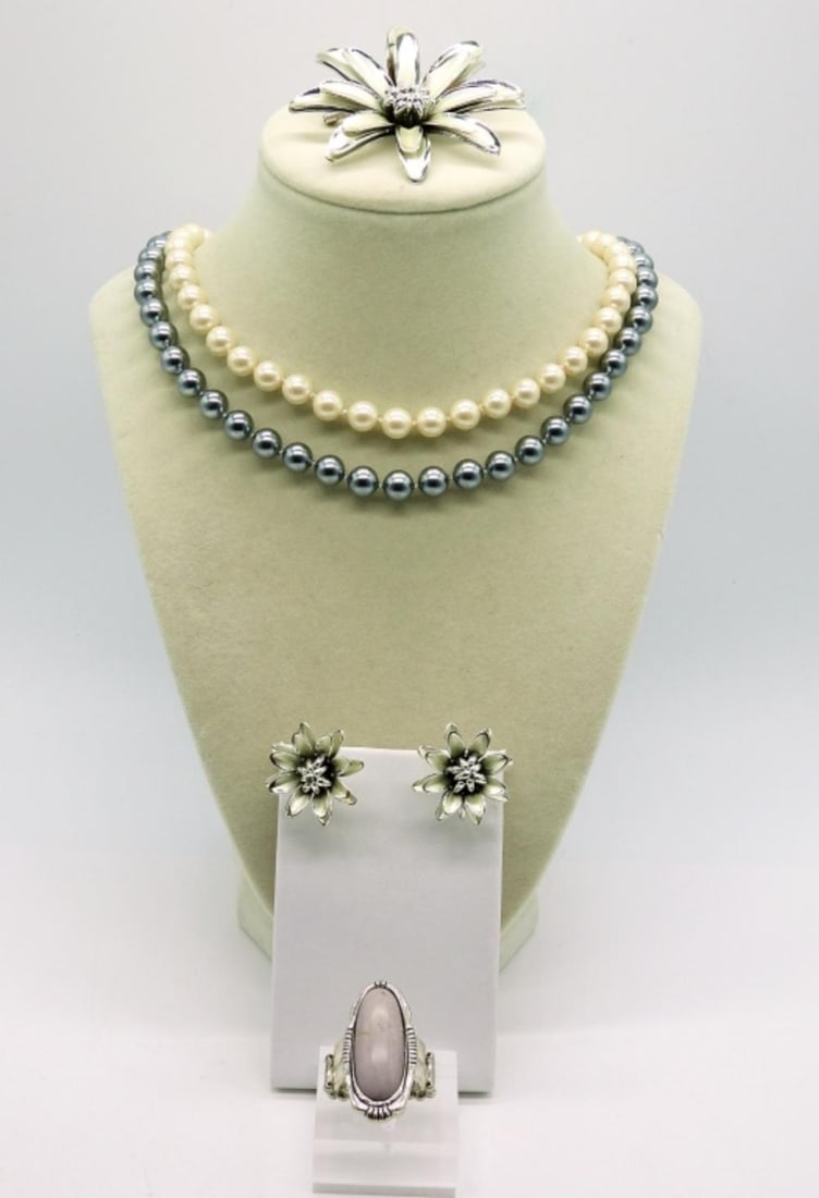FLOWER BROOCH SET, PEARLS & RING: FLOWER BROOCH SET, PEARLS & RING
