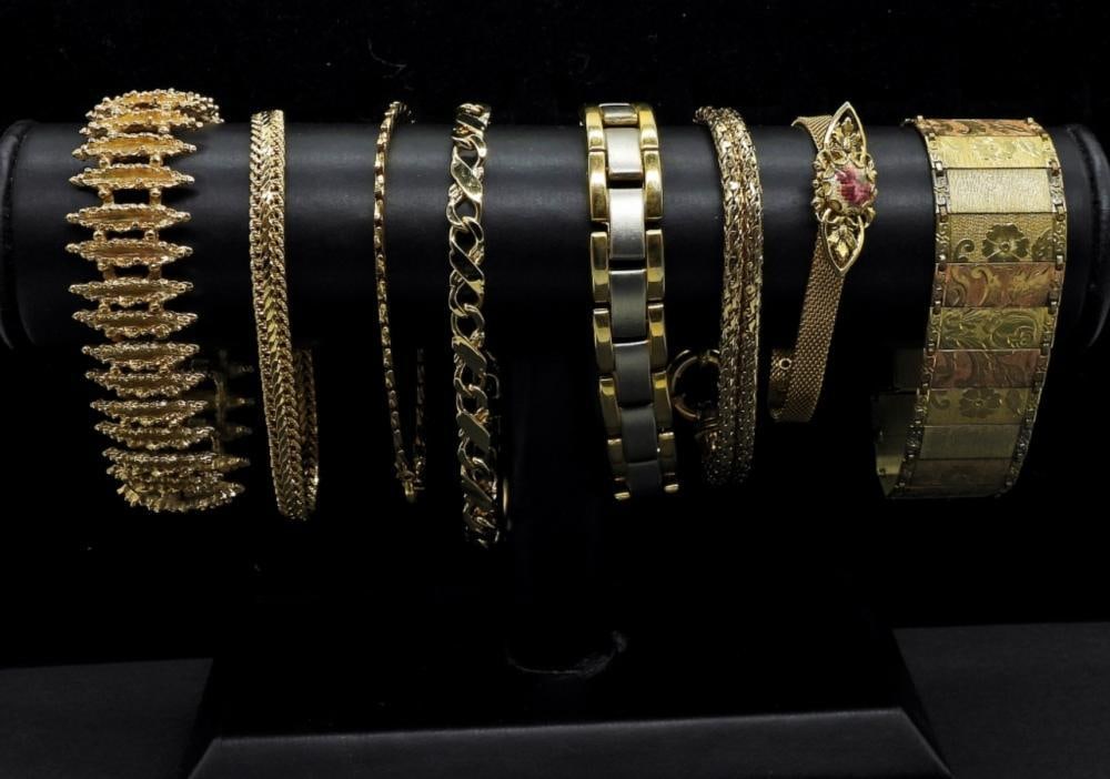 8 GOLD TONE FASHION BRACELETS: 8 GOLD TONE FASHION BRACELETS