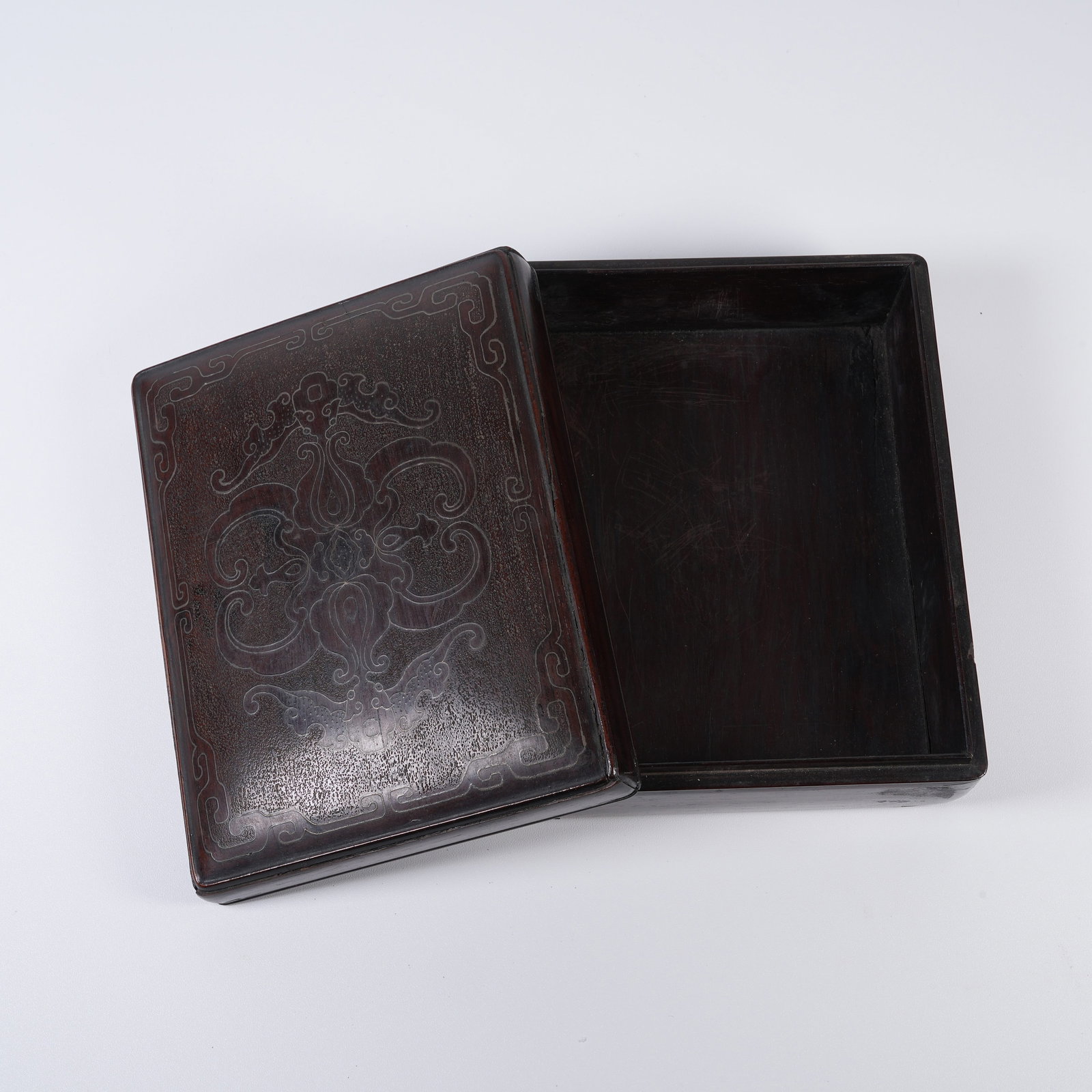 A REDWOOD COVER BOX INLAID WITH SILVER-WIRE DOUBLE-BLESSING-HOLDING-LONGEVITY MOTIF (1 of 8)