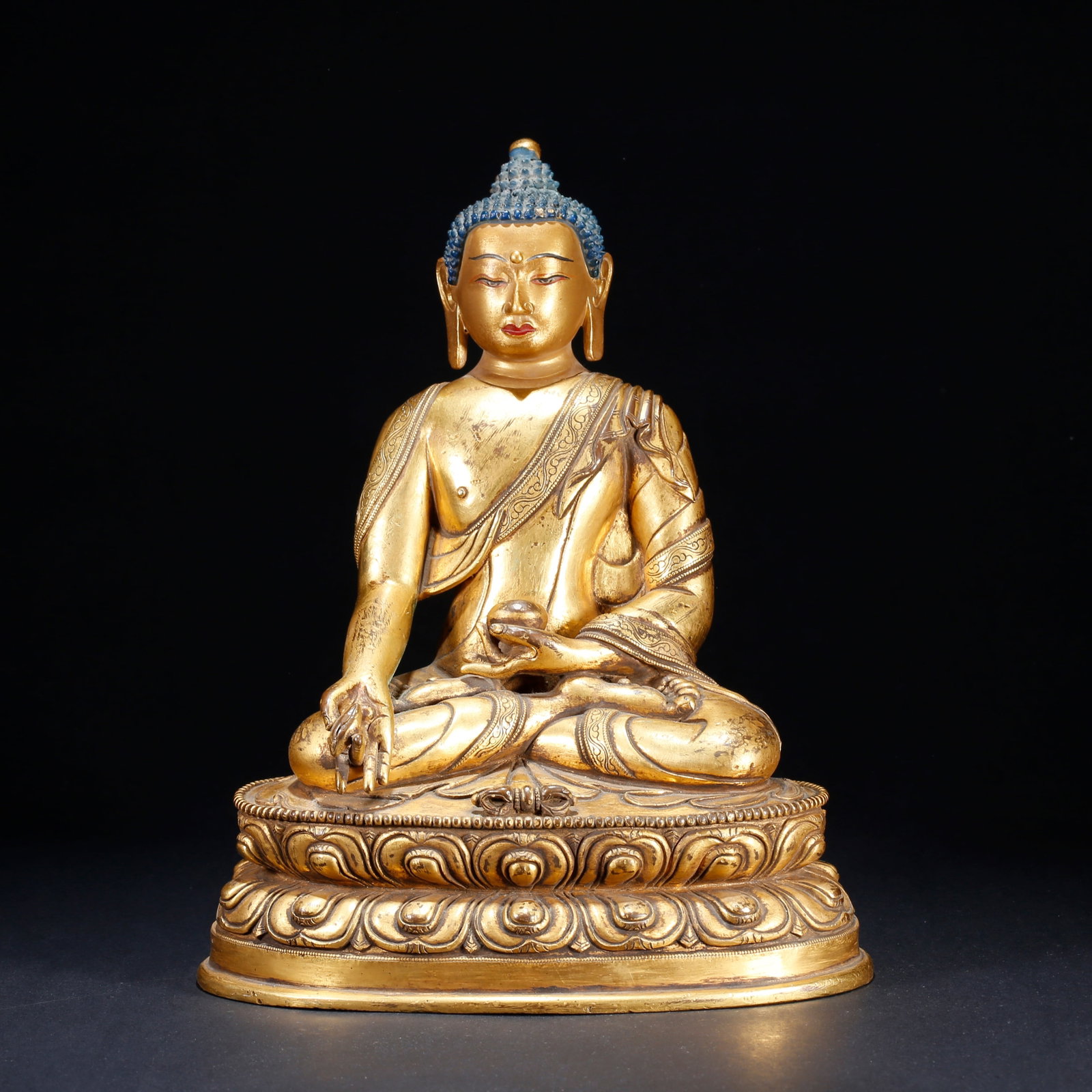 A GILT BRONZE SAKYAMUNI STATUE: Gilt Bronze Sakyamuni Statue