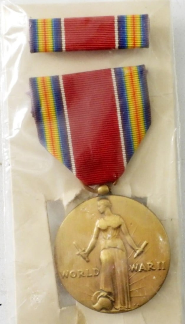 WWII VICTORY SERVICE MEDAL 2 PIECE SET: WWII VICTORY SERVICE MEDAL 2 PIECE SET
