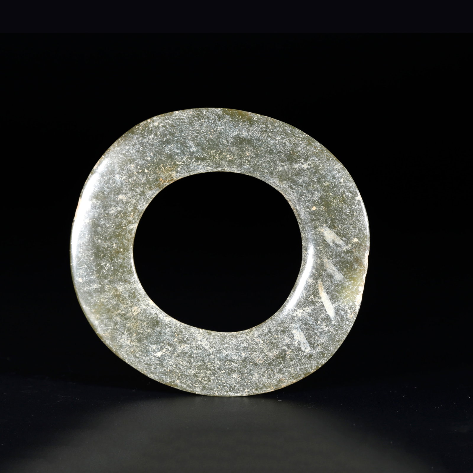 A ANCIENT JADE RING (1 of 8)