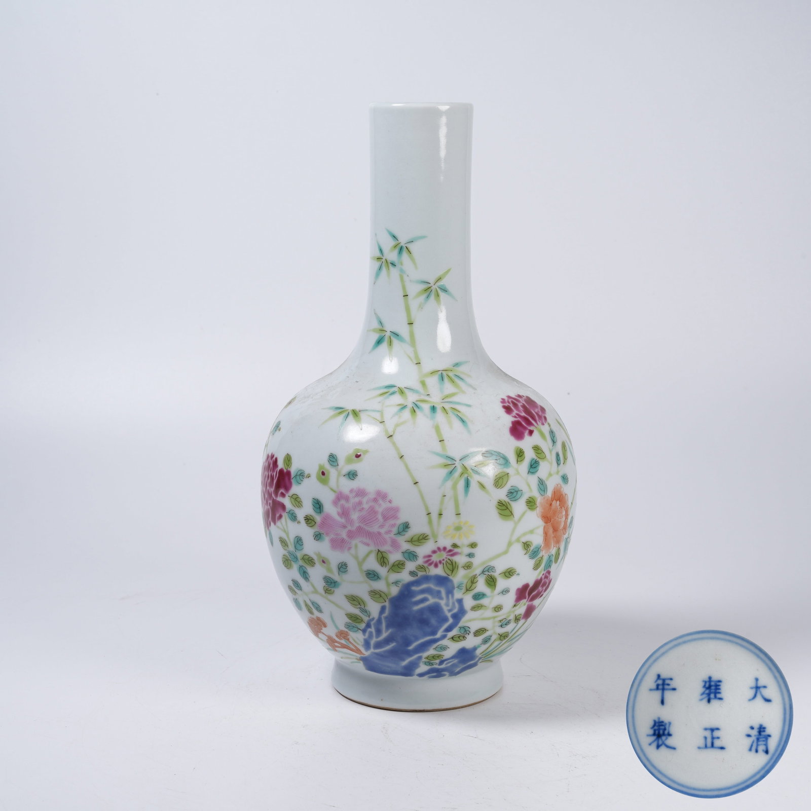 A FAMILLE ROSE LONG-NECK VASE WITH ROCK AND FLORAL PATTERN (1 of 9)