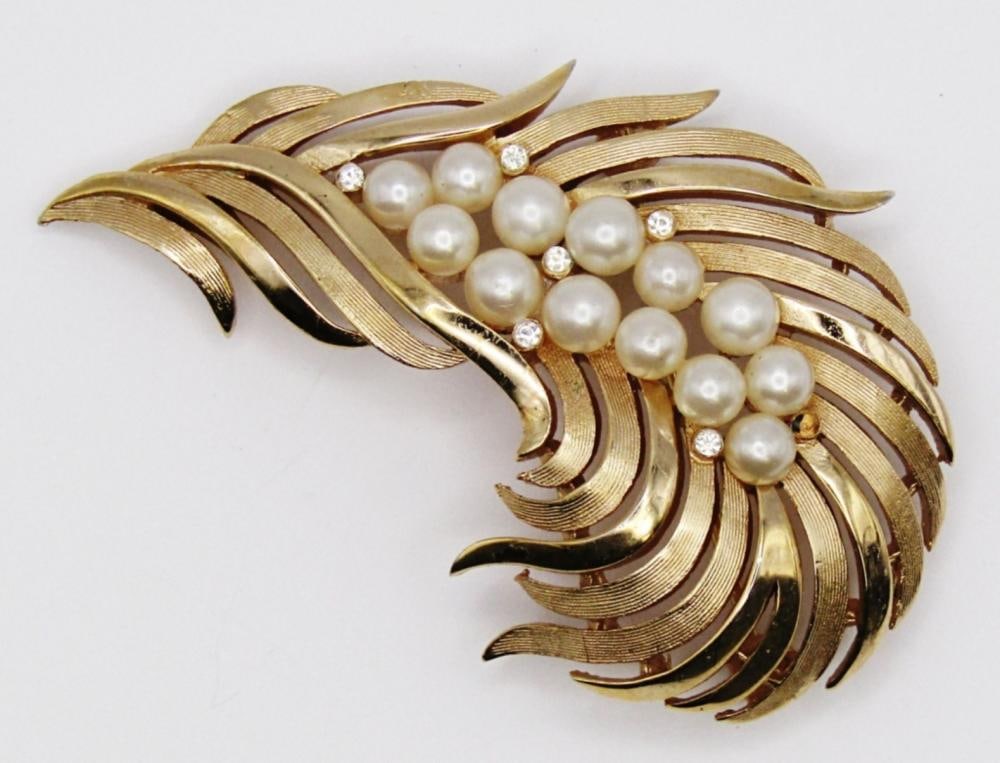 TRIFARI GOLD TONE & PEARL FEATHER BROOCH (1 of 3)