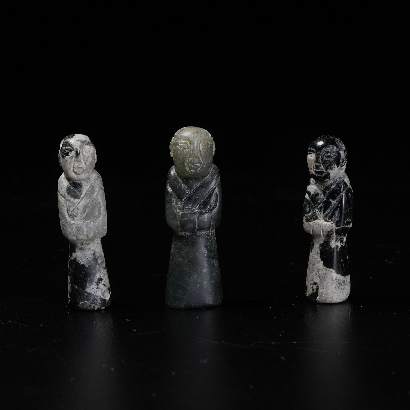 A SET OF ARCHAIC JADE FIGURINES (1 of 7)