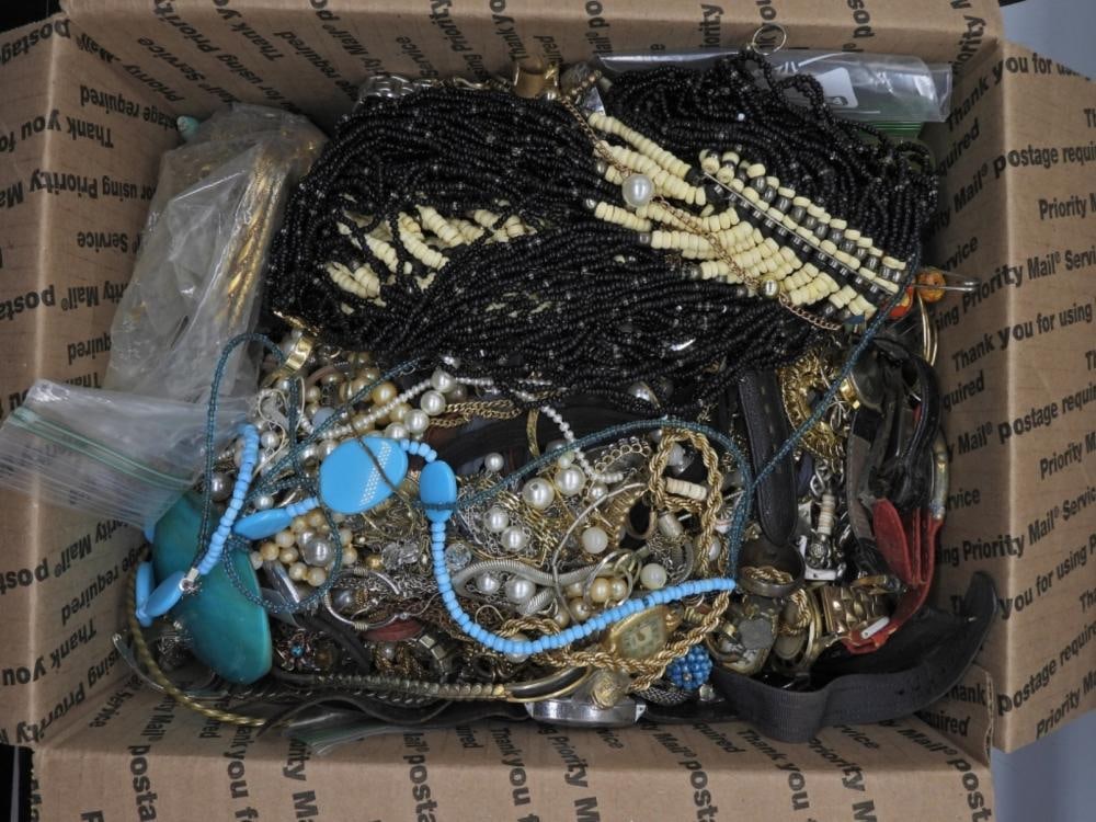 MEDIUM FLAT RATE TREASURE BOX: MEDIUM FLAT RATE TREASURE BOX