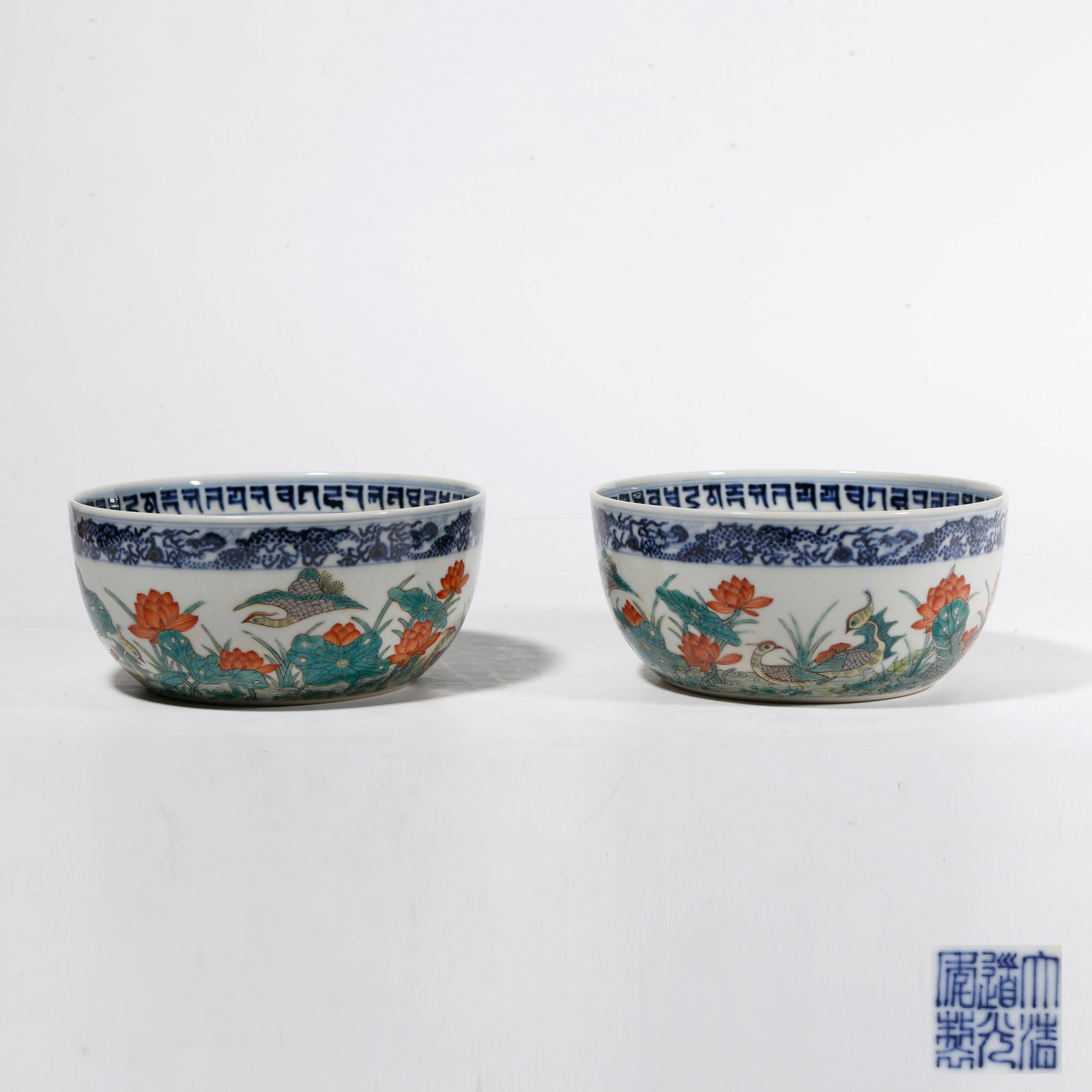 A PAIR OF WUCAI BOWLS WITH FLOWER-AND-BIRD MOTIFS: Pair of Wucai Bowls with Flower-and-Bird Motifs