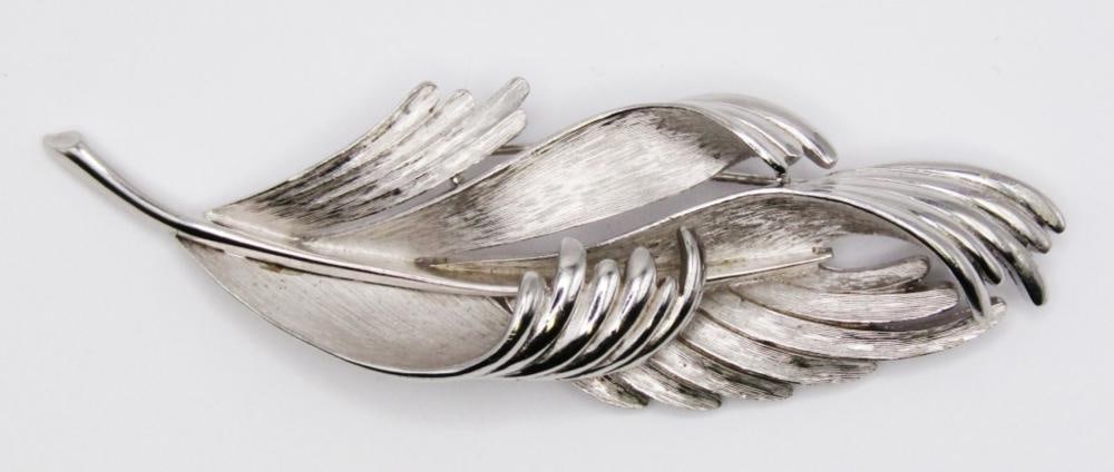 CROWN TRIFARI SILVER TONE FEATHER PIN (1 of 3)