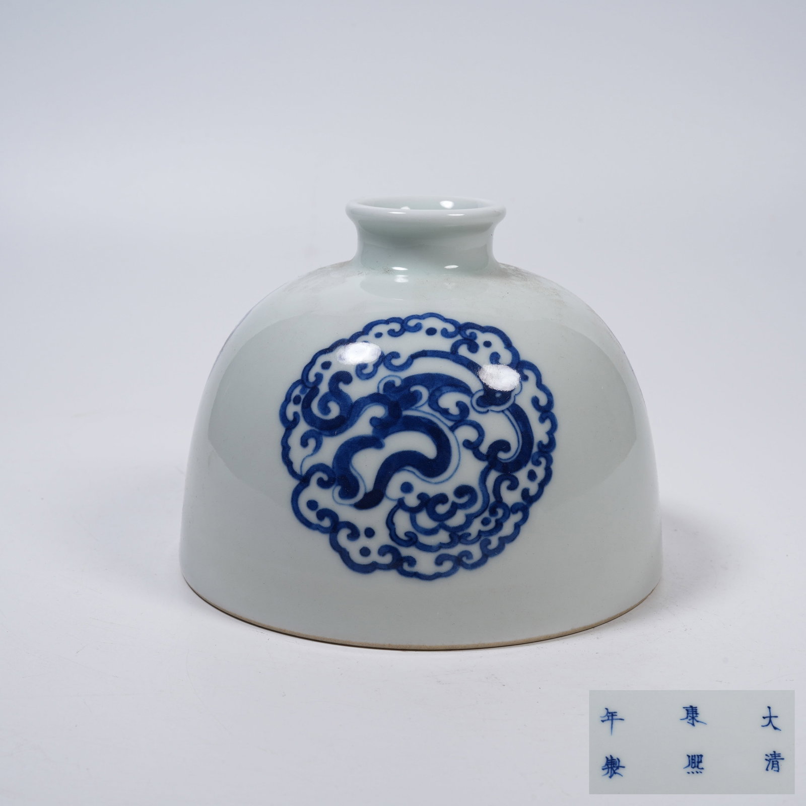 A BLUE AND WHITE TAIBAI ZUN VASE WITH GANODERMA PATTERNS: Blue and White Taibai Zun Vase with Ganoderma Patterns