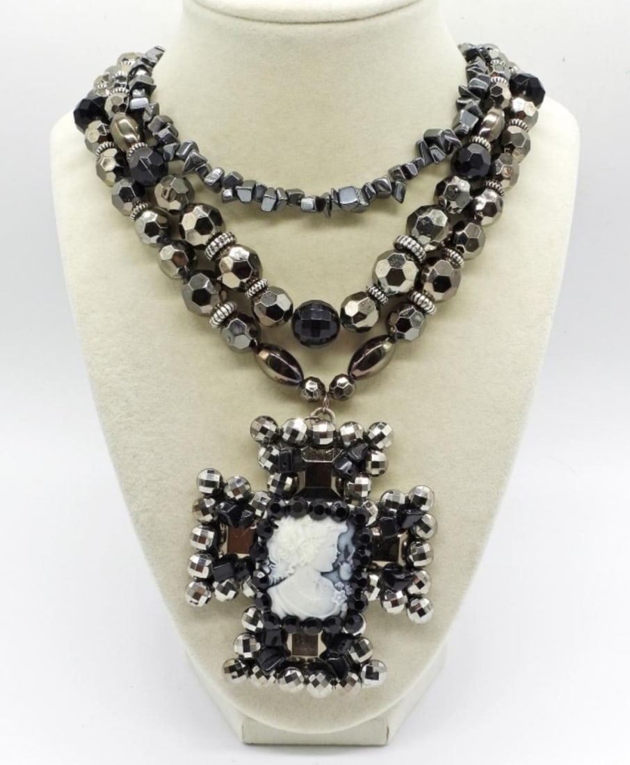 BLACK CAMEO NECKLACE: BLACK CAMEO NECKLACE