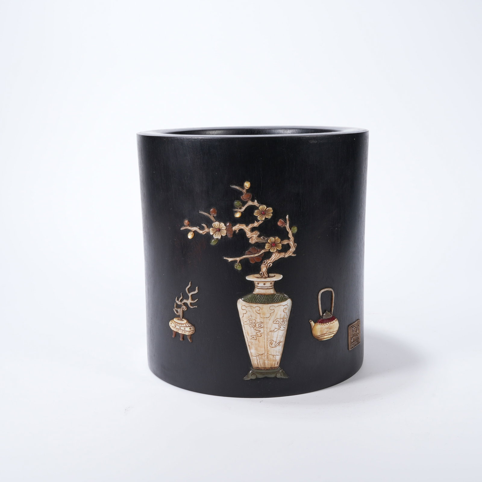 A ZITAN BURL-WOOD BRUSH POT WITH PRECIOUS-STONE INLAY DEPICTING ANTIQUE OFFERINGS: Zitan burl-wood brush pot with precious-stone inlay depicting antique offerings