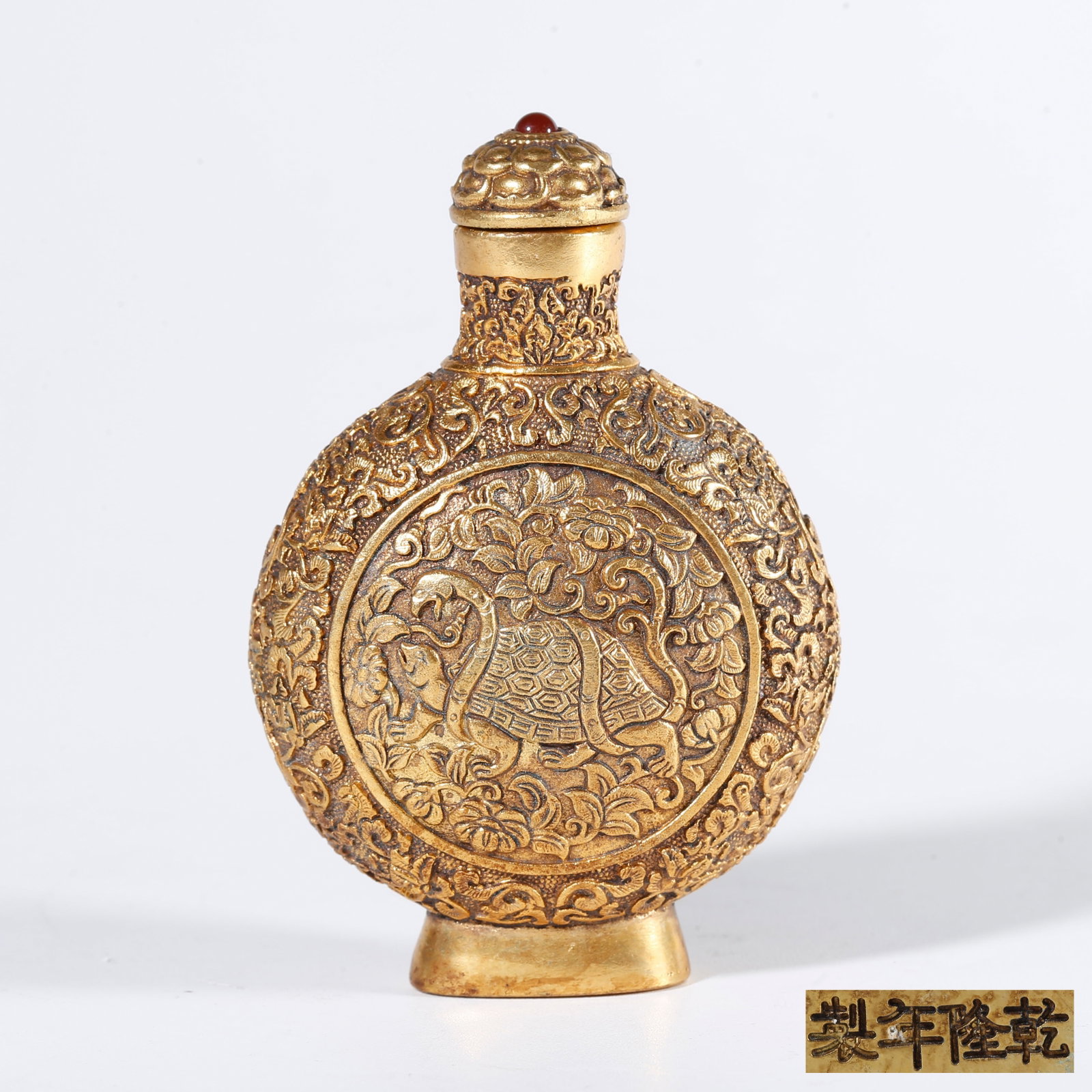 A GILT BRONZE SNUFF BOTTLE WITH BLACK TORTOISE PATTERN: Gilt Bronze Snuff Bottle with Black Tortoise Pattern