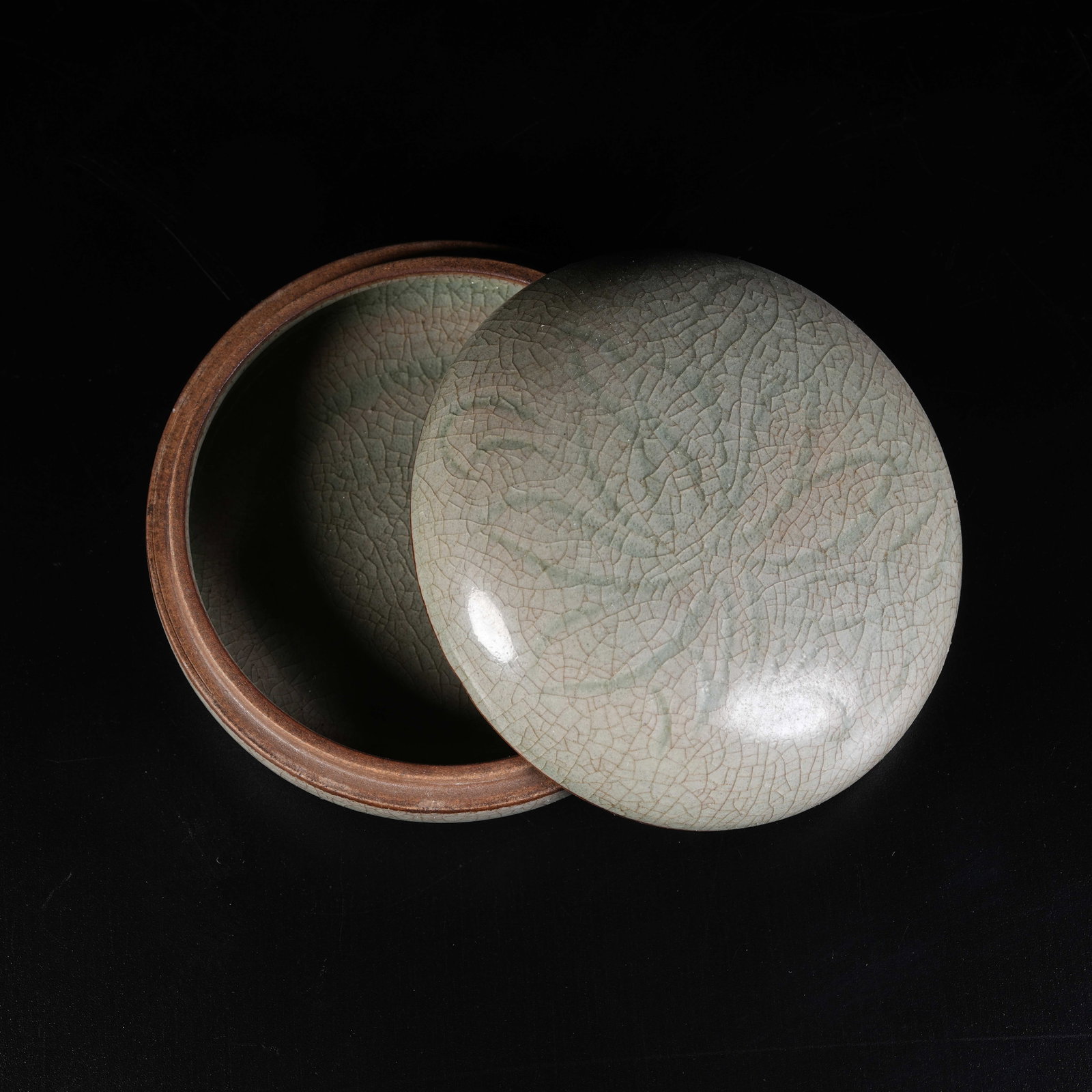 A RU WARE COVERED BOX WITH INCISED FLORAL PATTERNS: Ru Ware Covered Box with Incised Floral Patterns