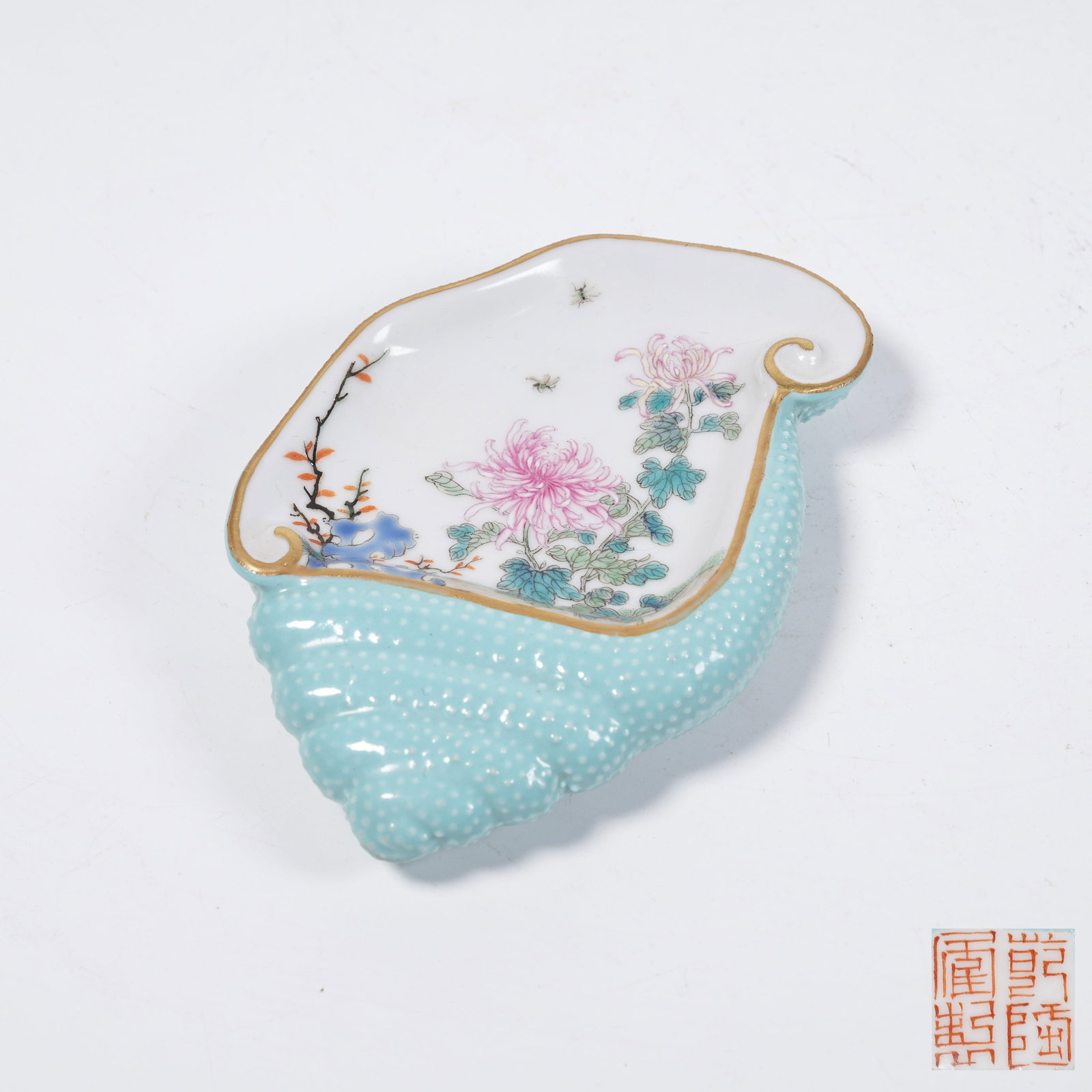 A FAMILLE ROSE CONCH-SHAPED INK SLAB WITH FLOWER AND INSECT PATTERNS: Famille Rose Conch-Shaped Ink Slab with Flower and Insect Patterns