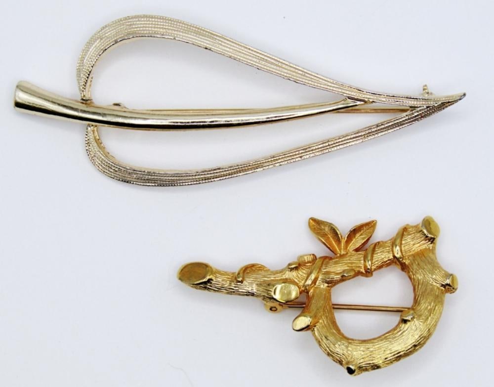 (2) VINTAGE SARAH COV GOLD TONE PINS (1 of 4)