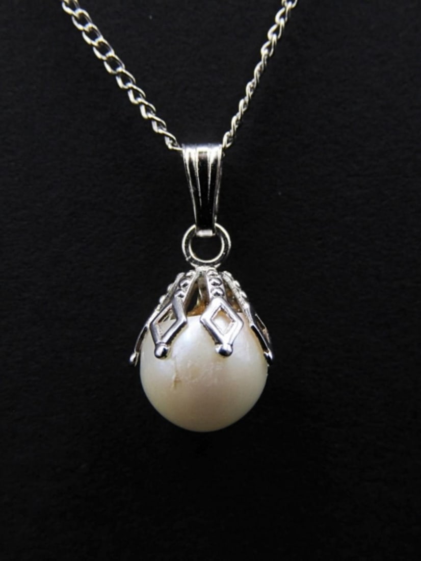 SARAH COV DAINTY FAUX PEARL NECKLACE: SARAH COV DAINTY FAUX PEARL NECKLACE