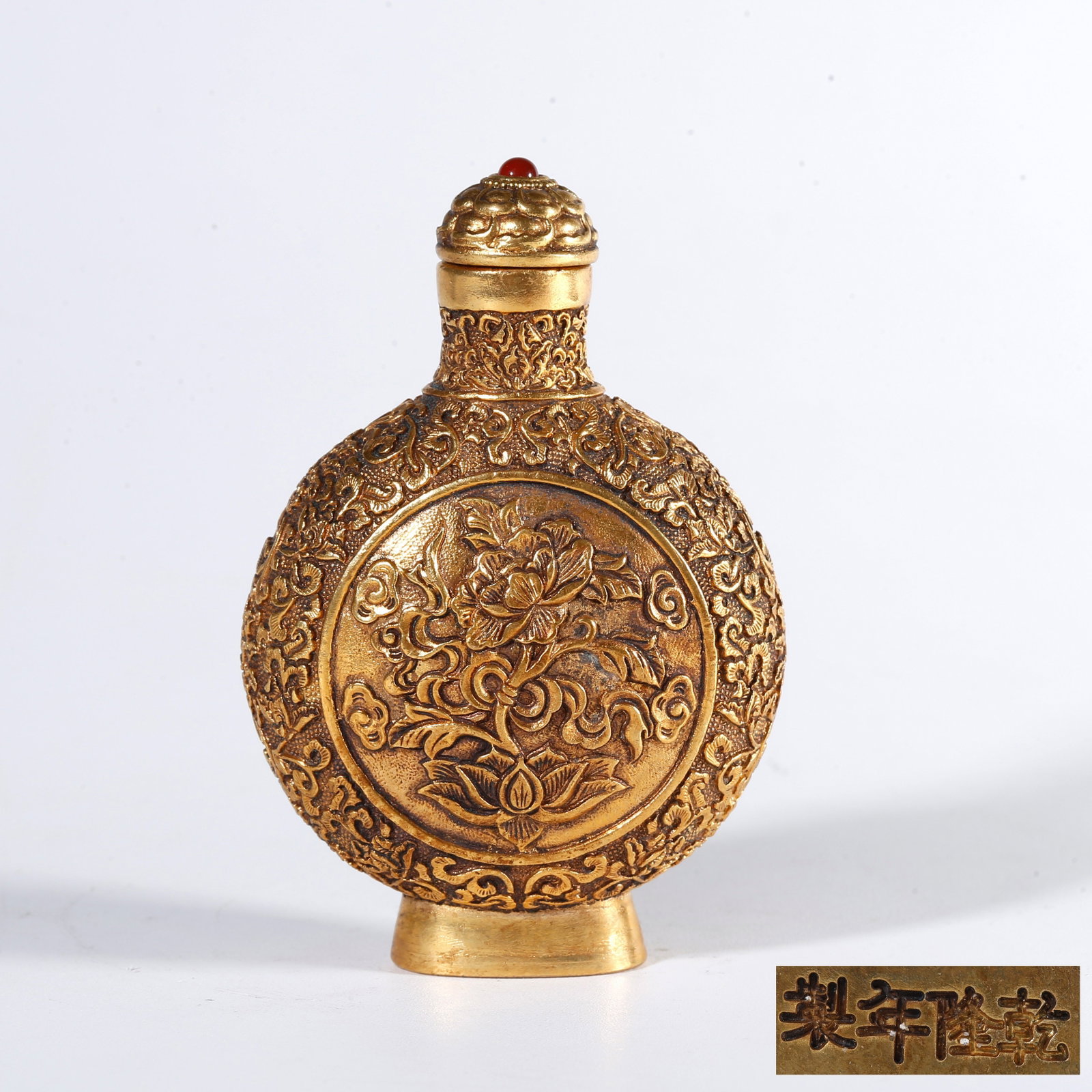 A GILT BRONZE SNUFF BOTTLE WITH FLORAL PATTERN (1 of 8)
