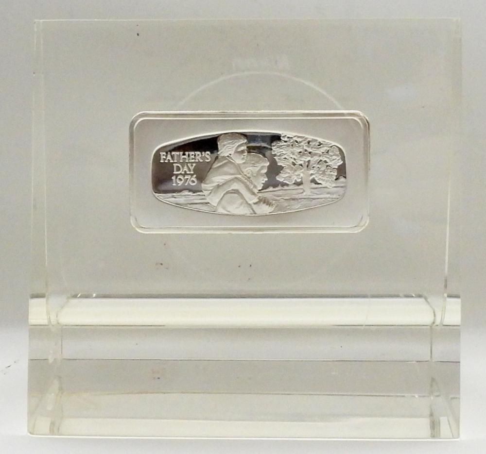 1976 FATHERS DAY STERLING PAPER WEIGHT (1 of 2)