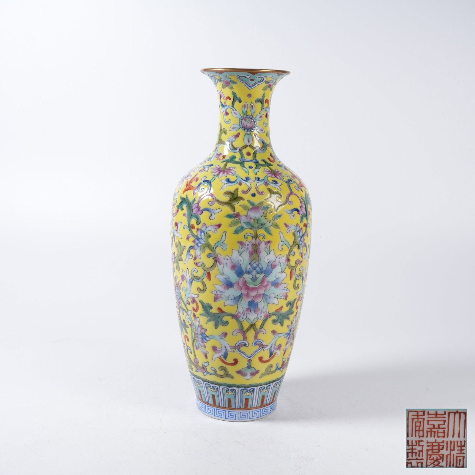 A FAMILLE ROSE VASE WITH INTERLOCKING FLORAL PATTERN (1 of 9)