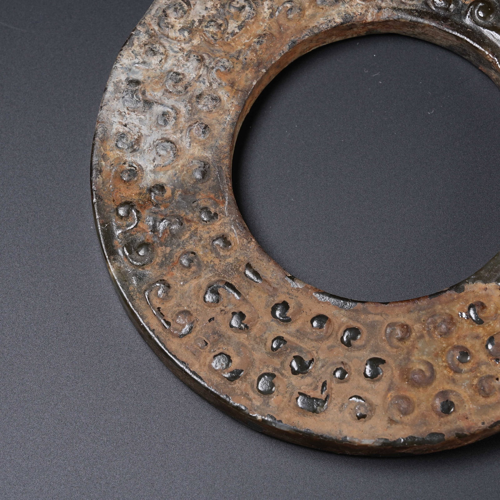 A ANCIENT JADE BI DISC WITH HOOKED CLOUD PATTERNS - 3