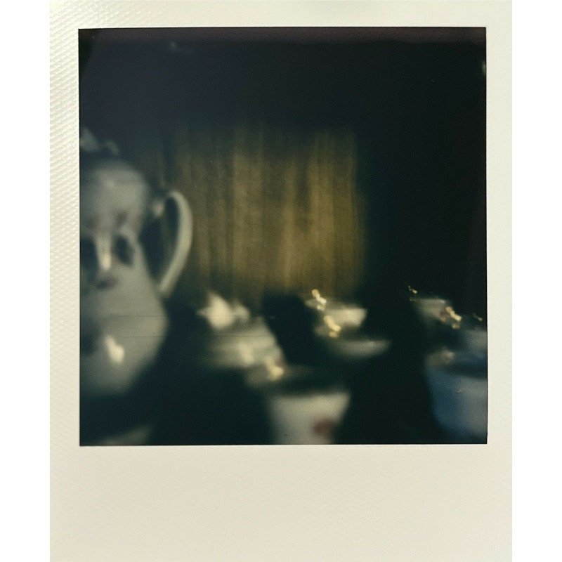 Andy Warhol - Polaroid - 1980s - 10.7 x 8.8 cm - Certificate Foundation: Andy Warhol Polaroids Very good condition 10.7 x 8.8 cm 80s Warhol provenance certificate