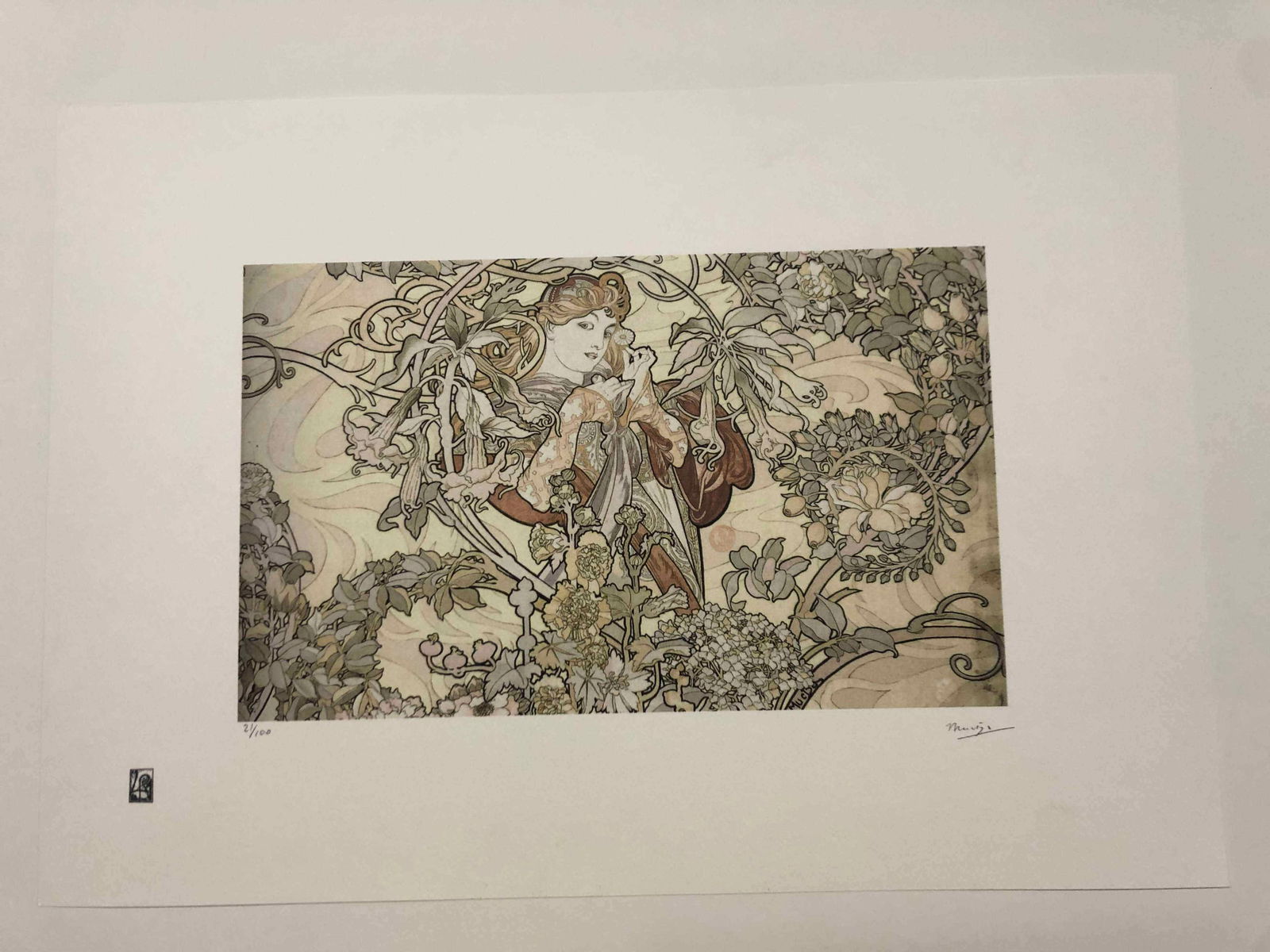 Alphonse Mucha litografia cm 50x70 con certificato: Alphonse Mucha litografia dimensione cm 50x70 timbro impresso LE PALMEcarta francesecertificato di autenticaedizione del 2010firma su lastra in stampaesemplari 100 maxla numerazione al momento della s