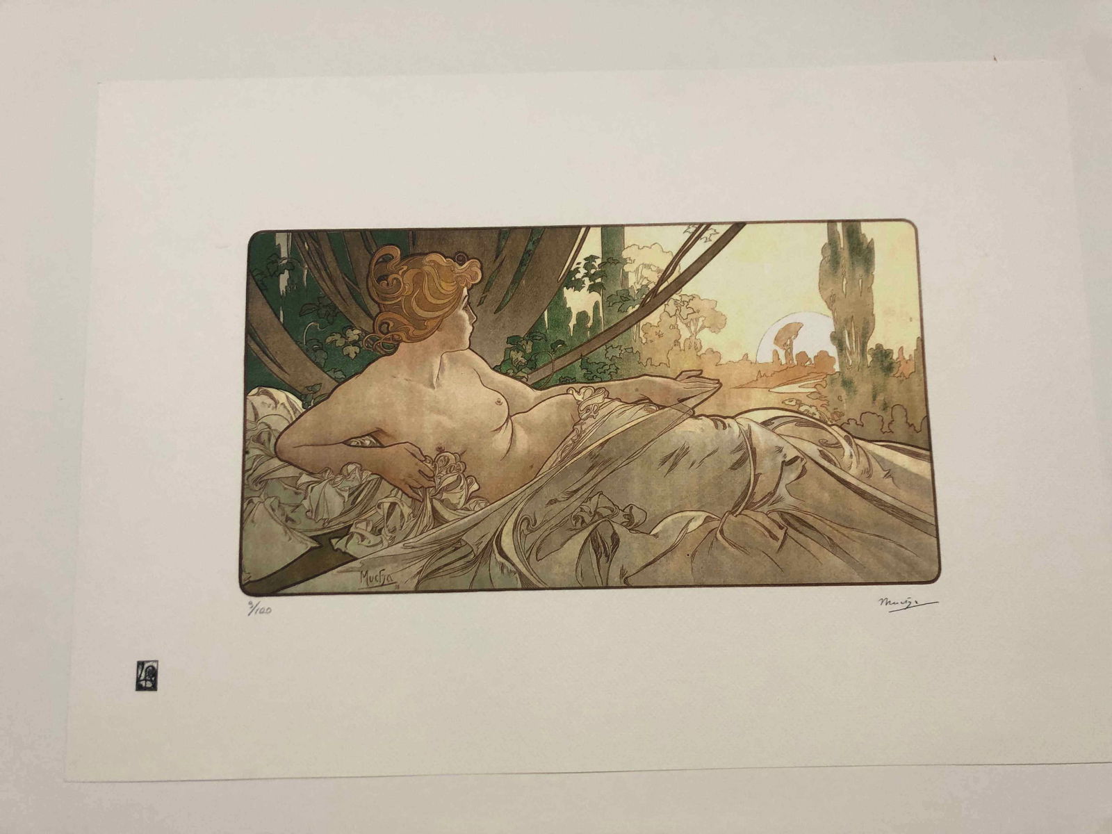 Alphonse Mucha litografia cm 50x70 con certificato: Alphonse Mucha litografia dimensione cm 50x70 timbro impresso LE PALMEcarta francesecertificato di autenticaedizione del 2010firma su lastra in stampaesemplari 100 maxla numerazione al momento della s