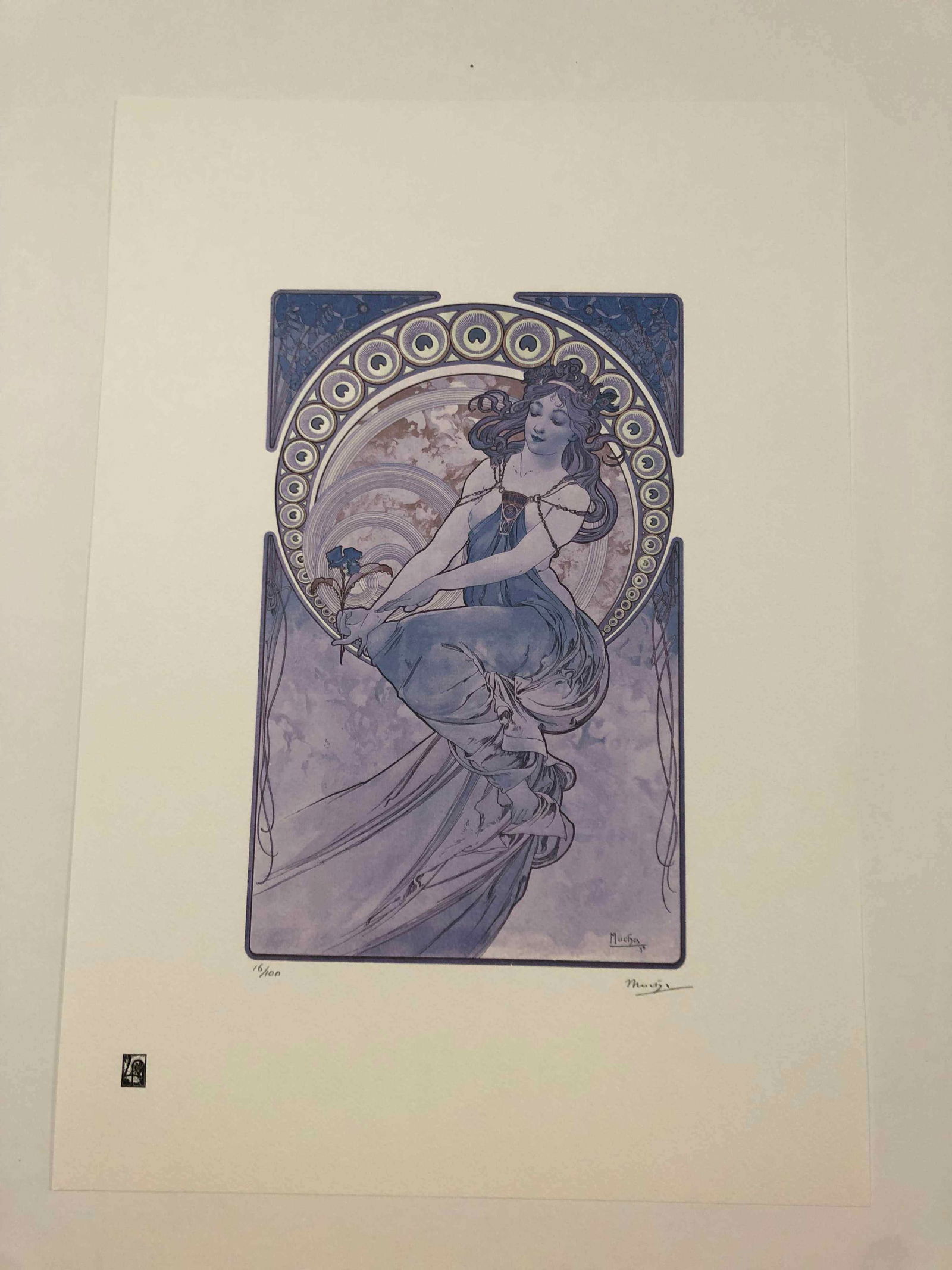 Alphonse Mucha litografia cm 50x70 con certificato: Alphonse Mucha litografia dimensione cm 50x70 timbro impresso LE PALMEcarta francesecertificato di autenticaedizione del 2010firma su lastra in stampaesemplari 100 maxla numerazione al momento della s