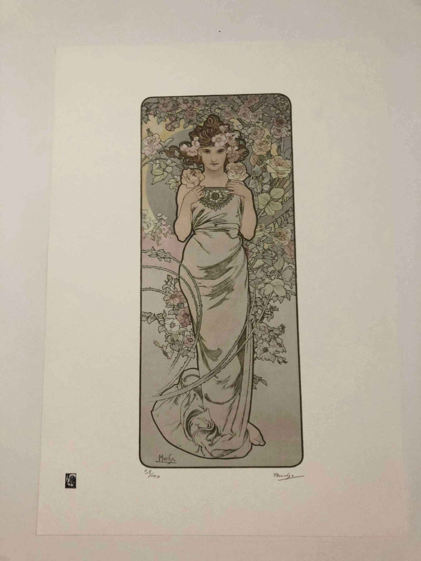 Alphonse Mucha litografia cm 50x70 con certificato: Alphonse Mucha litografia dimensione cm 50x70 timbro impresso LE PALMEcarta francesecertificato di autenticaedizione del 2010firma su lastra in stampaesemplari 100 maxla numerazione al momento della s