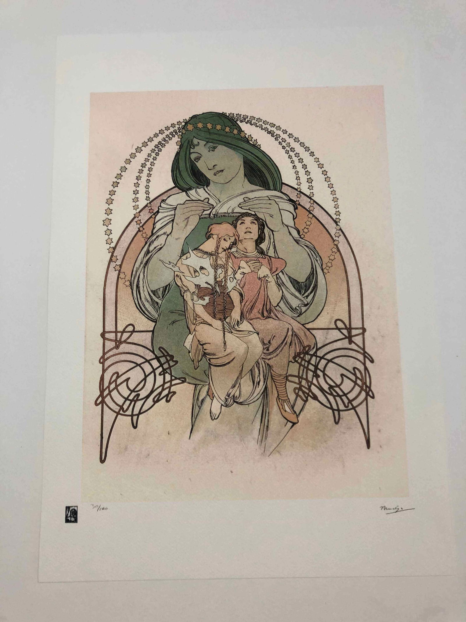 Alphonse Mucha litografia cm 50x70 con certificato: Alphonse Mucha litografia dimensione cm 50x70 timbro impresso LE PALMEcarta francesecertificato di autenticaedizione del 2010firma su lastra in stampaesemplari 100 maxla numerazione al momento della s