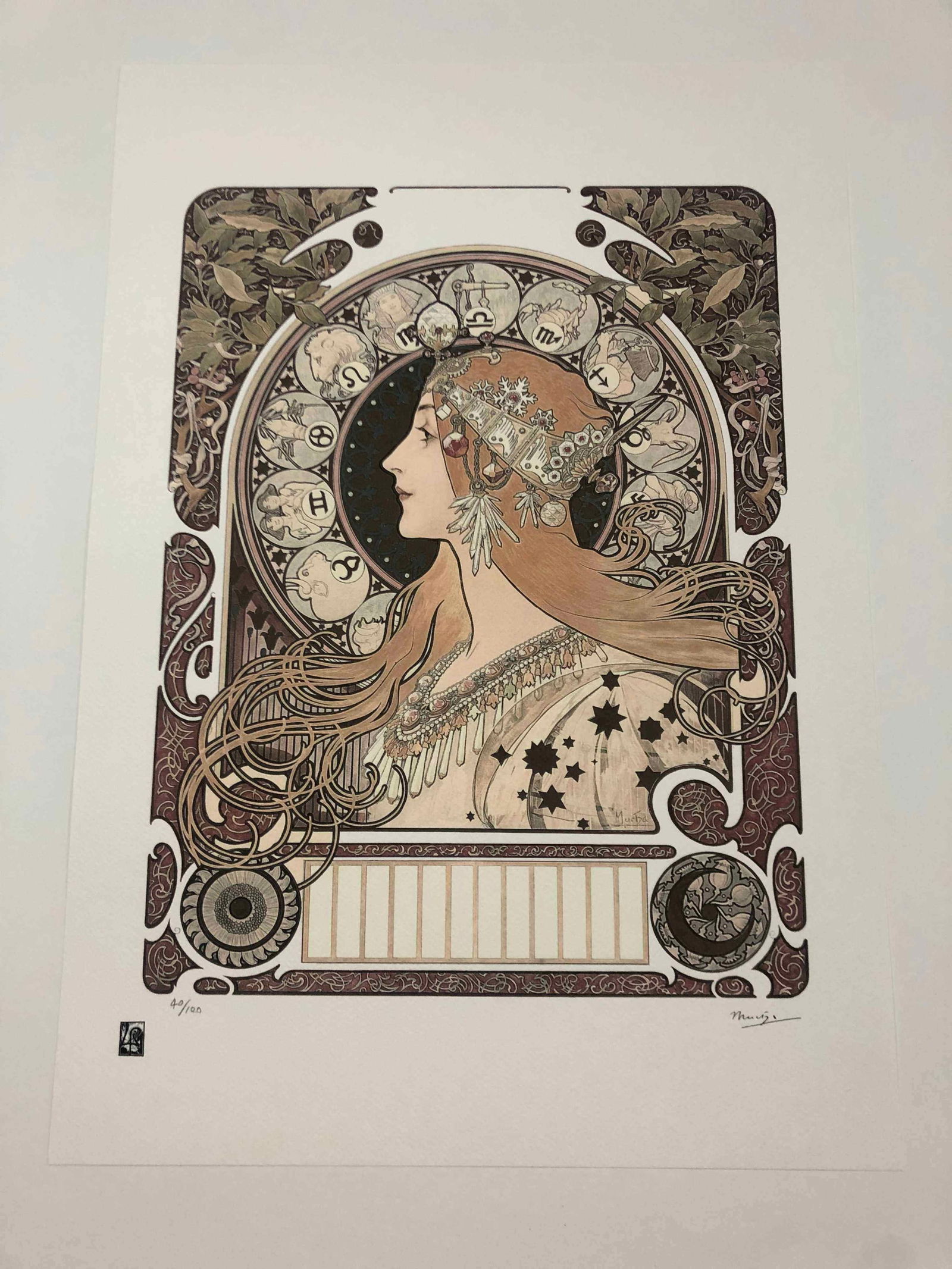 Alphonse Mucha litografia cm 50x70 con certificato: Alphonse Mucha litografia dimensione cm 50x70 timbro impresso LE PALMEcarta francesecertificato di autenticaedizione del 2010firma su lastra in stampaesemplari 100 maxla numerazione al momento della s
