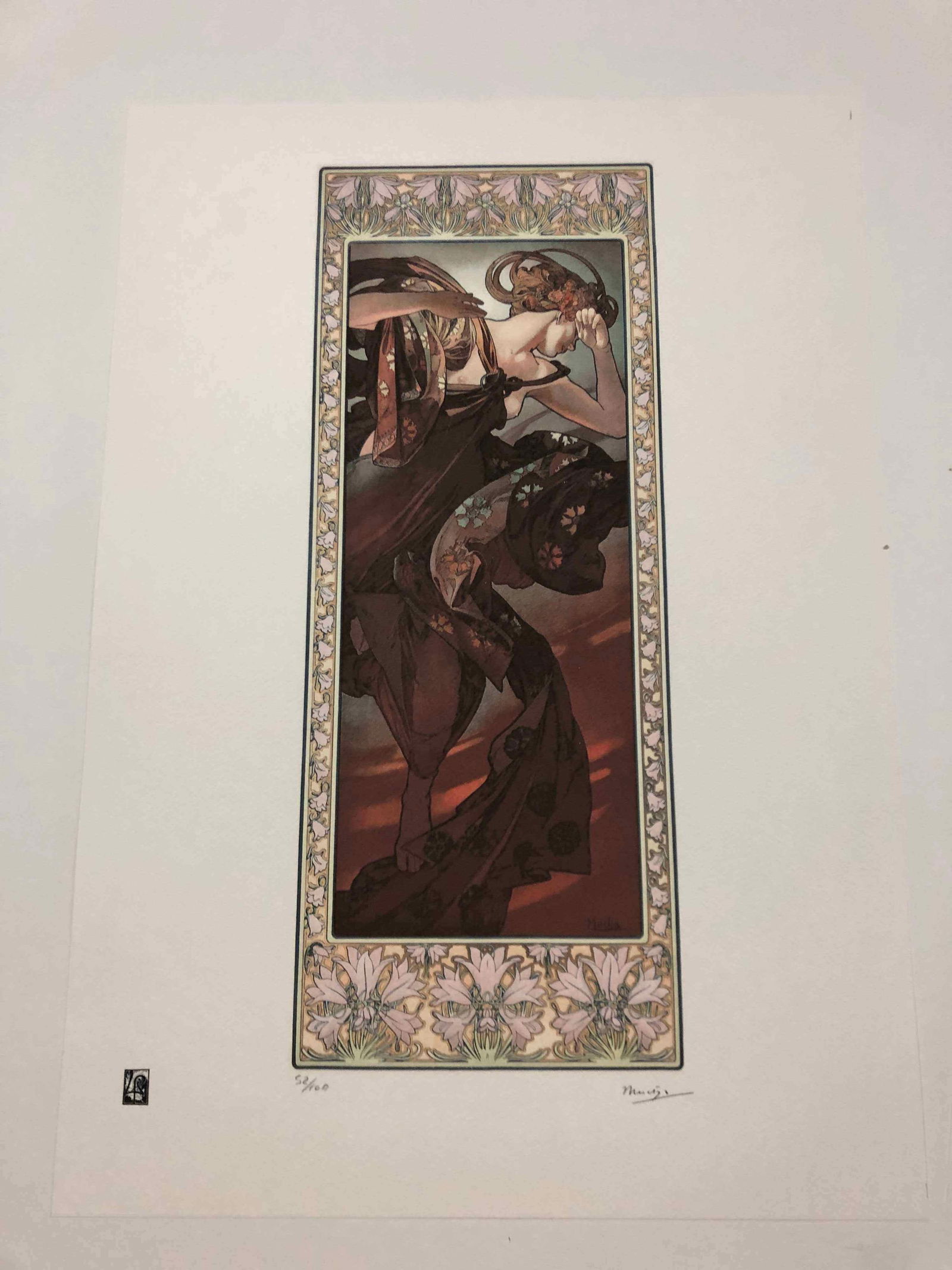 Alphonse Mucha litografia cm 50x70 con certificato: Alphonse Mucha litografia dimensione cm 50x70 timbro impresso LE PALMEcarta francesecertificato di autenticaedizione del 2010firma su lastra in stampaesemplari 100 maxla numerazione al momento della s