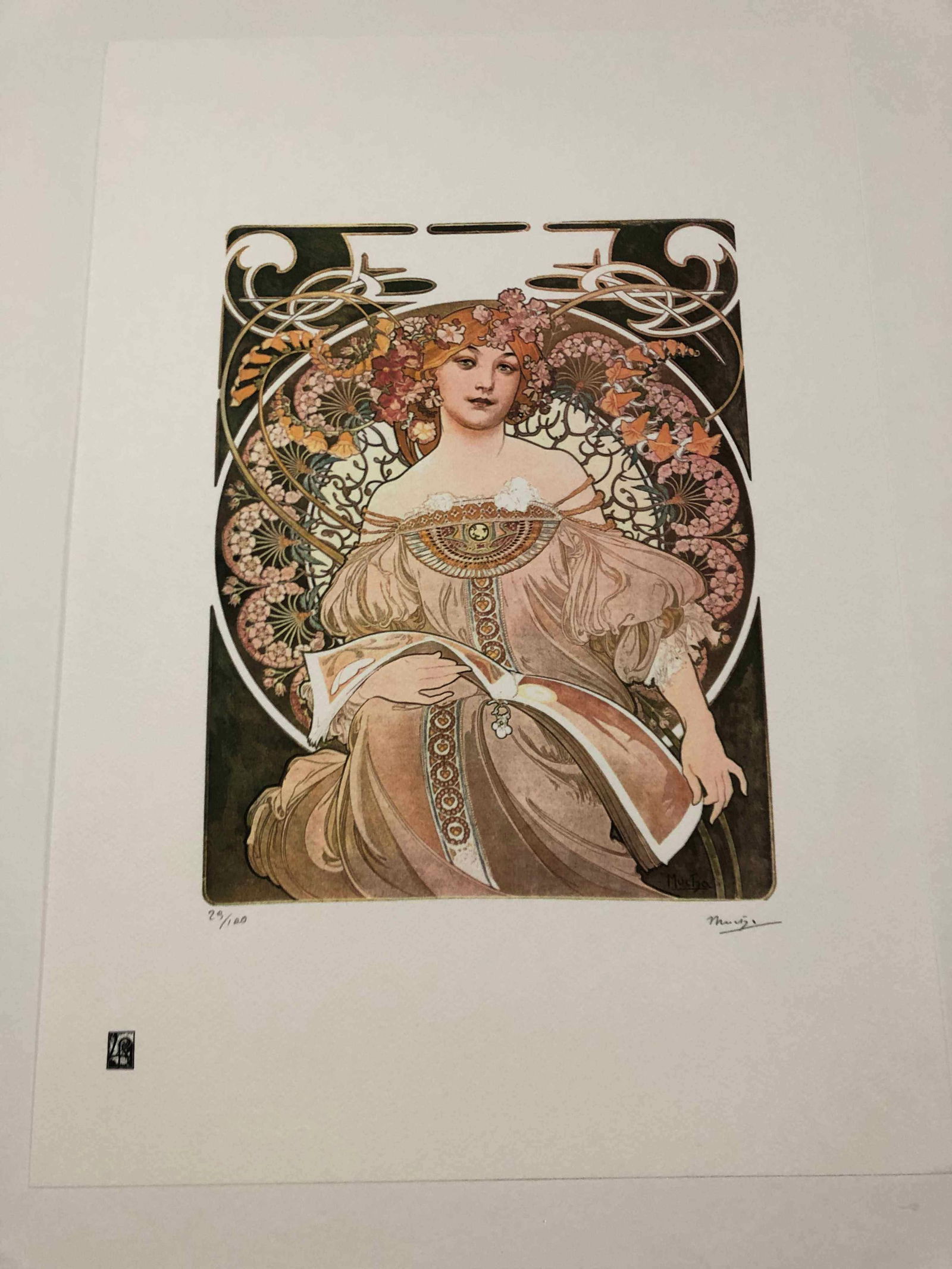 Alphonse Mucha litografia cm 50x70 con certificato: Alphonse Mucha litografia dimensione cm 50x70 timbro impresso LE PALMEcarta francesecertificato di autenticaedizione del 2010firma su lastra in stampaesemplari 100 maxla numerazione al momento della s
