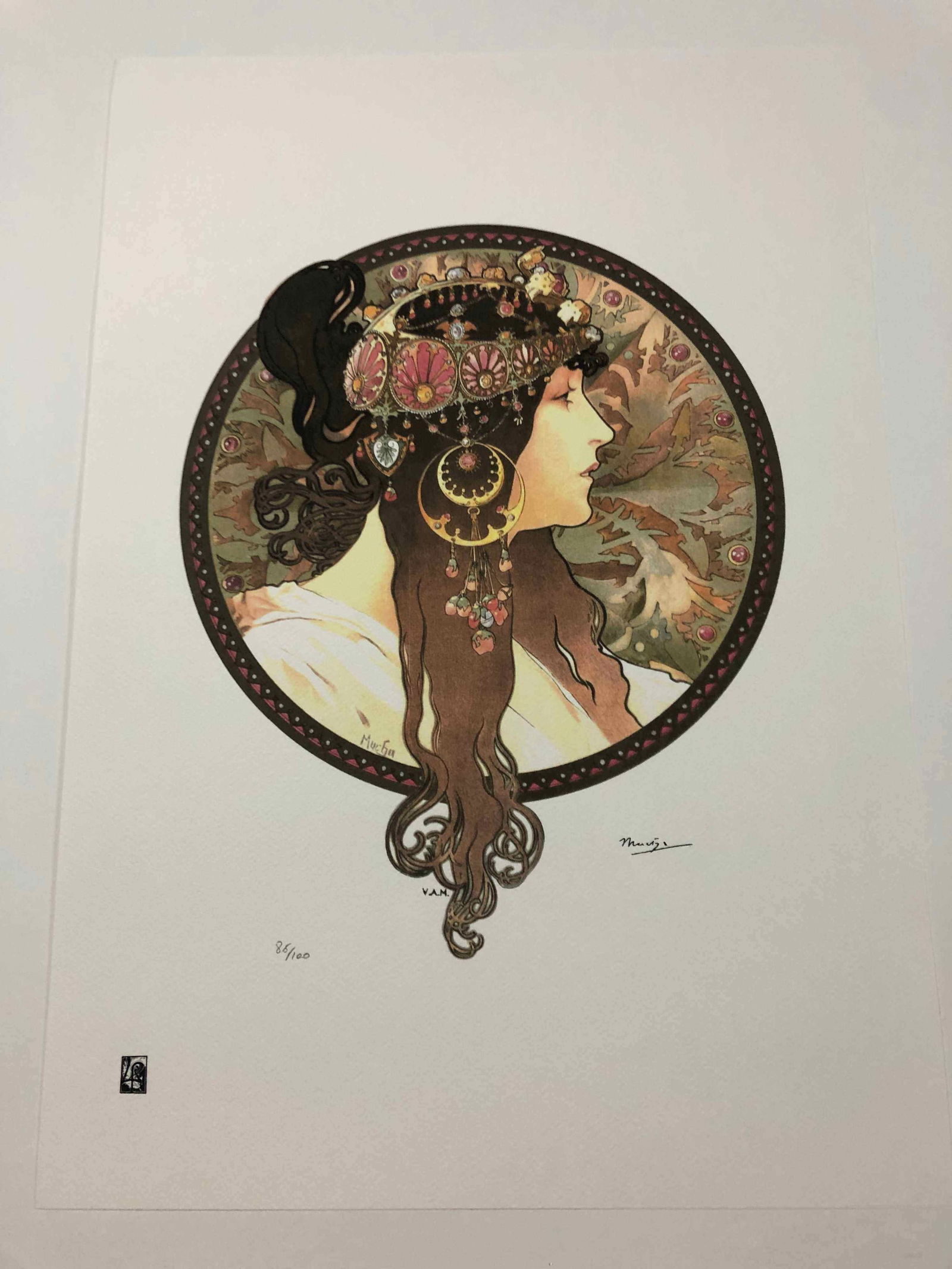 Alphonse Mucha litografia cm 50x70 con certificato: Alphonse Mucha litografia dimensione cm 50x70 timbro impresso LE PALMEcarta francesecertificato di autenticaedizione del 2010firma su lastra in stampaesemplari 100 maxla numerazione al momento della s