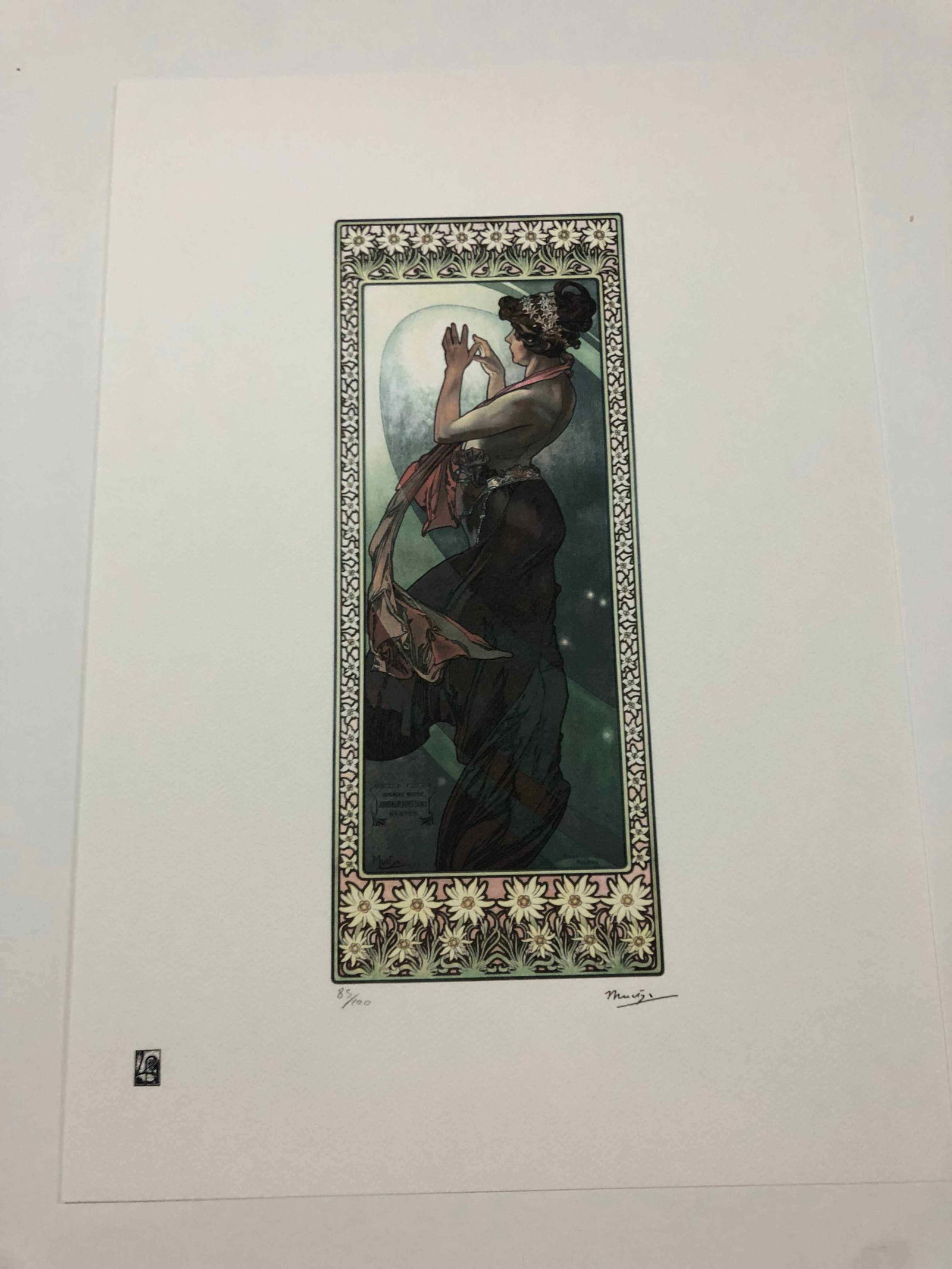Alphonse Mucha litografia cm 50x70 con certificato: Alphonse Mucha litografia dimensione cm 50x70 timbro impresso LE PALMEcarta francesecertificato di autenticaedizione del 2010firma su lastra in stampaesemplari 100 maxla numerazione al momento della s