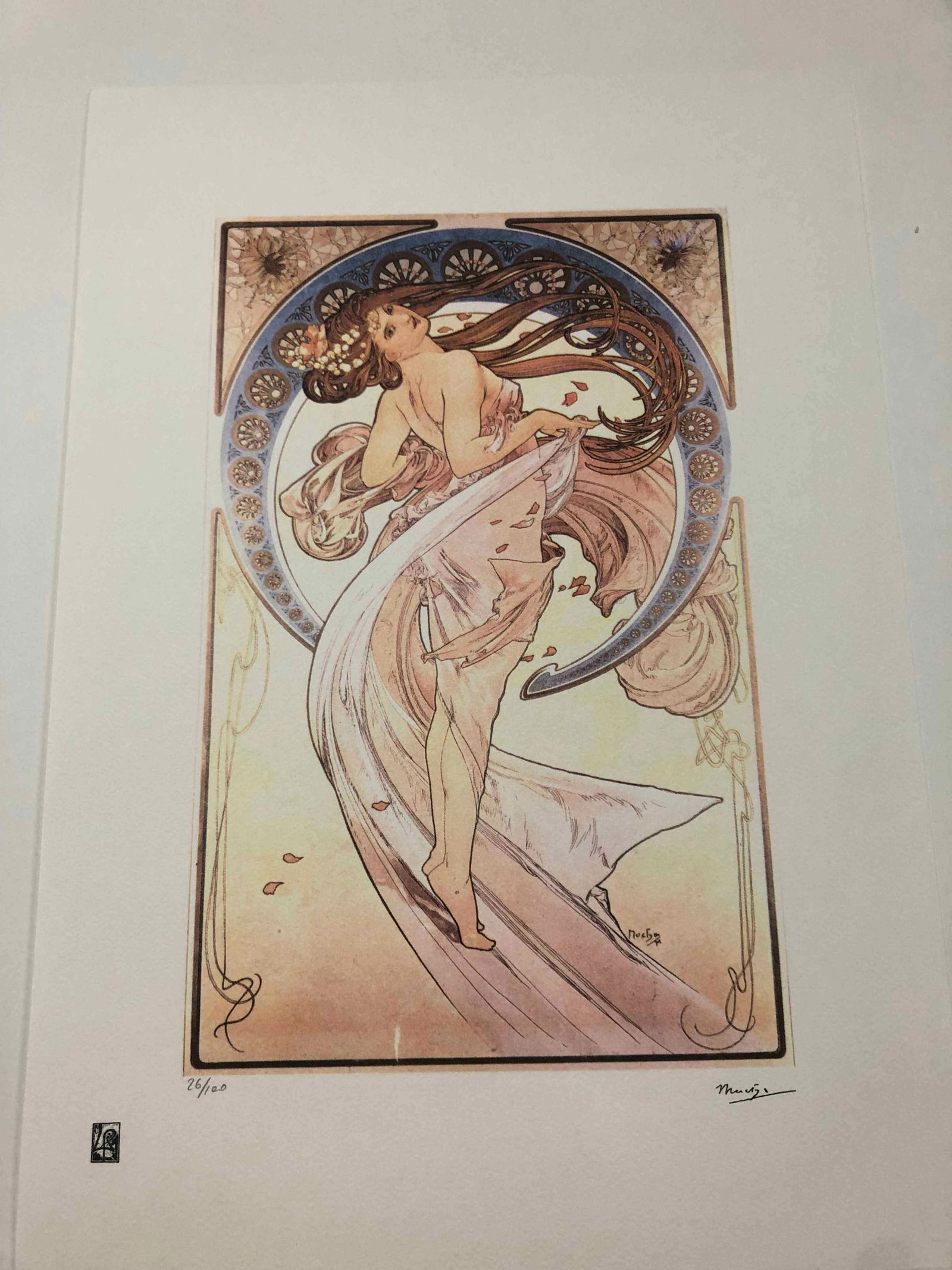 Alphonse Mucha litografia cm 50x70 con certificato: Alphonse Mucha litografia dimensione cm 50x70 timbro impresso LE PALMEcarta francesecertificato di autenticaedizione del 2010firma su lastra in stampaesemplari 100 maxla numerazione al momento della s