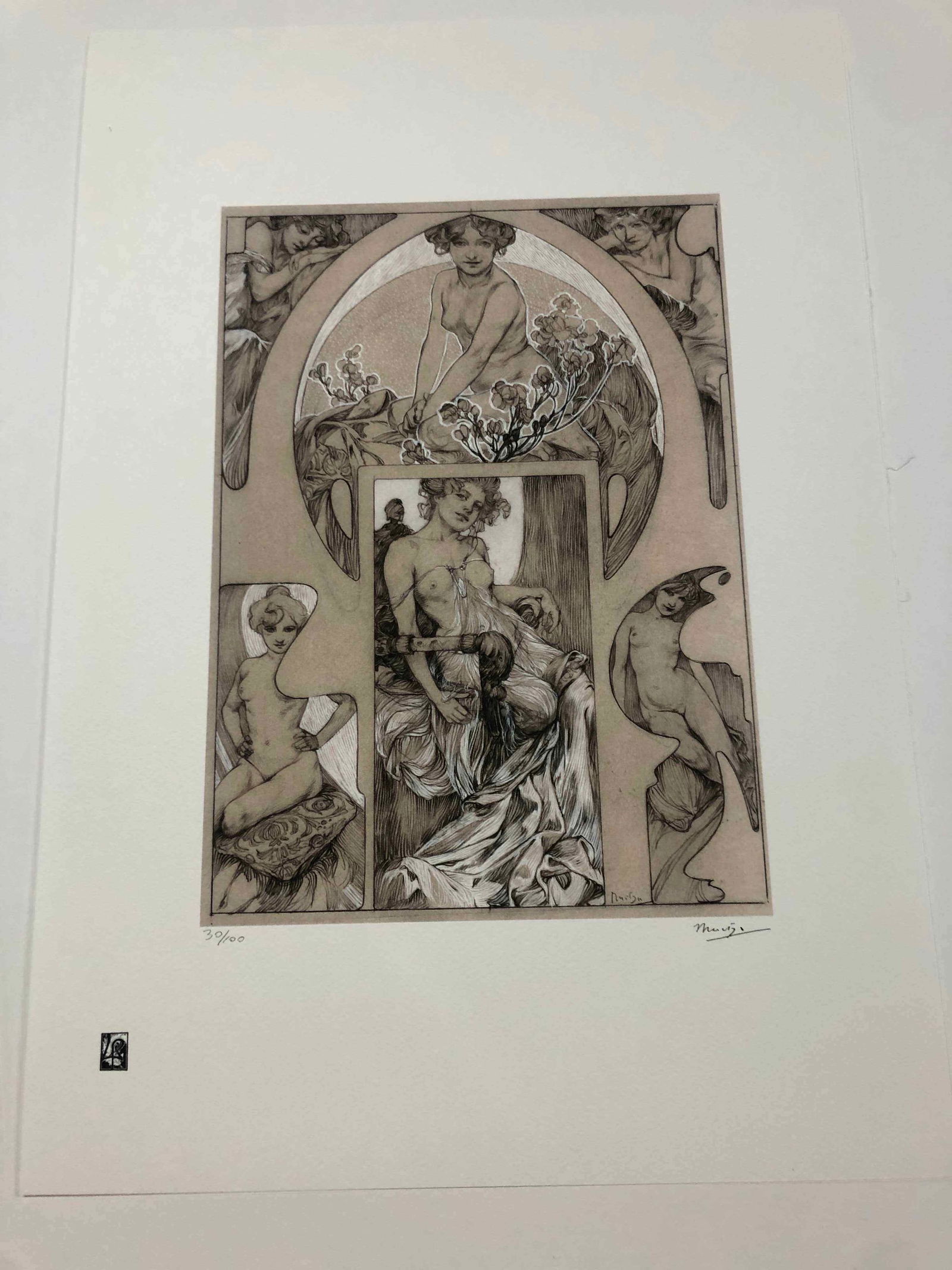 Alphonse Mucha litografia cm 50x70 con certificato: Alphonse Mucha litografia dimensione cm 50x70 timbro impresso LE PALMEcarta francesecertificato di autenticaedizione del 2010firma su lastra in stampaesemplari 100 maxla numerazione al momento della s