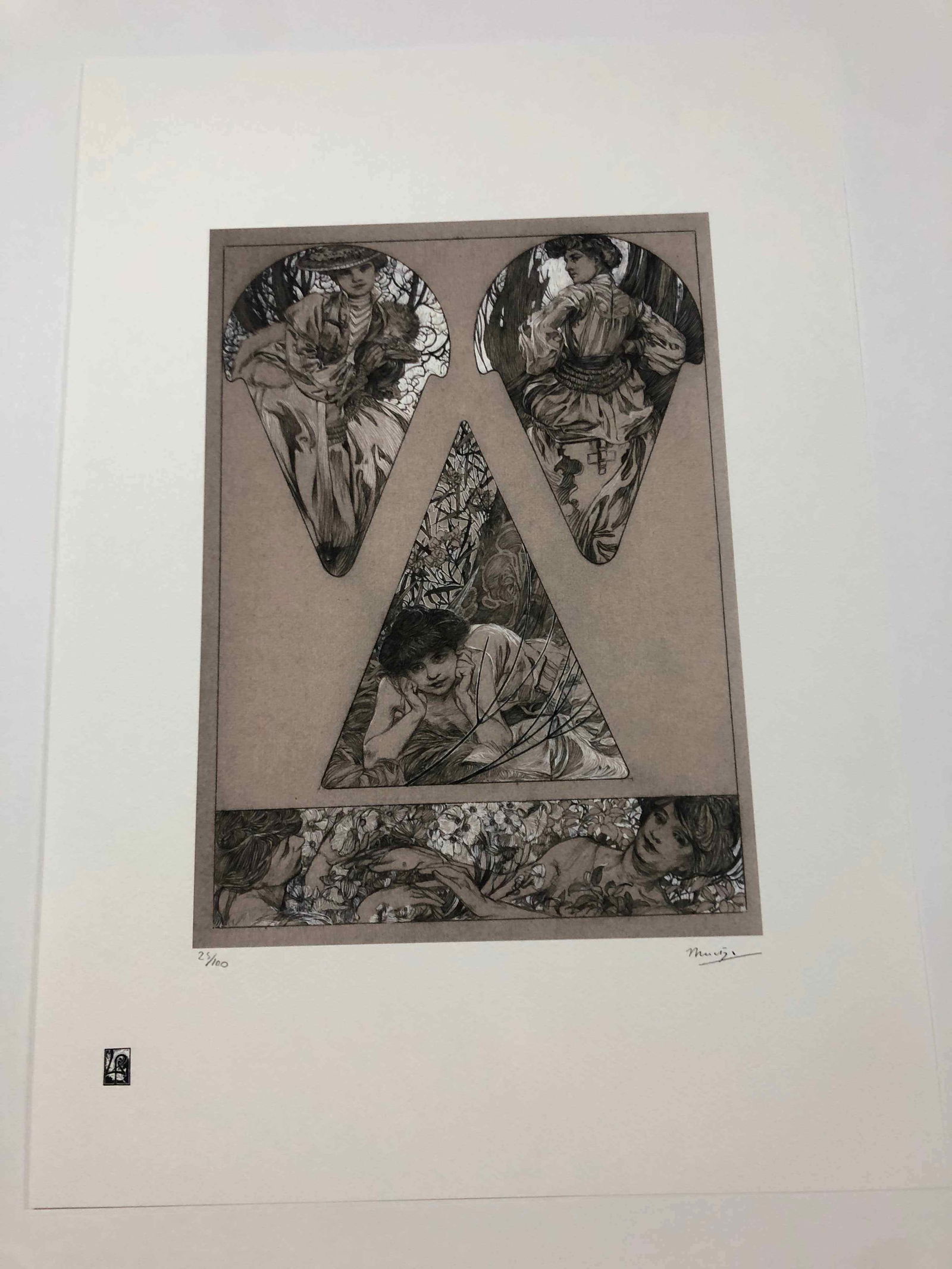 Alphonse Mucha litografia cm 50x70 con certificato: Alphonse Mucha litografia dimensione cm 50x70 timbro impresso LE PALMEcarta francesecertificato di autenticaedizione del 2010firma su lastra in stampaesemplari 100 maxla numerazione al momento della s