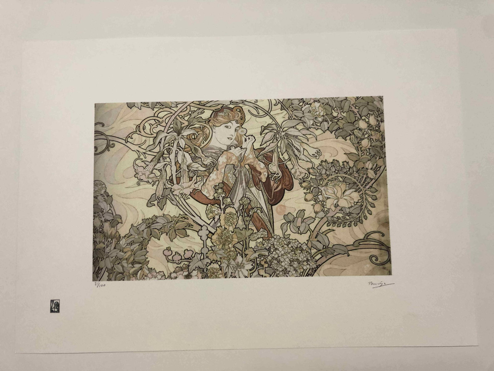 Alphonse Mucha litografia cm 50x70 con certificato: Alphonse Mucha litografia dimensione cm 50x70 timbro impresso LE PALMEcarta francesecertificato di autenticaedizione del 2010firma su lastra in stampaesemplari 100 maxla numerazione al momento della s