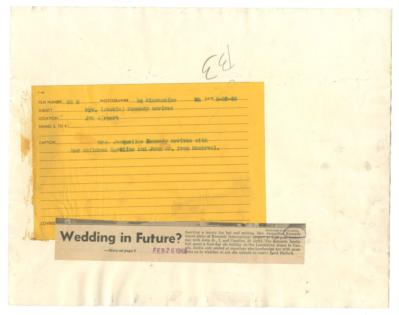 Jacqueline Kennedy with Caroline & JFK Jr. – Original Oversized 14 x 11 Press Photograph - 2